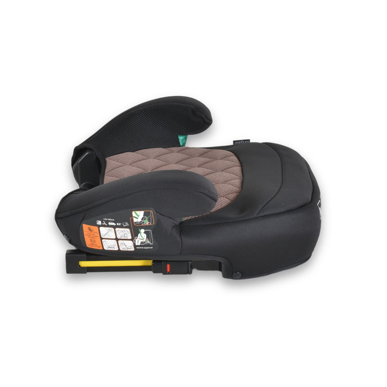 Schwarzer und brauner Kindersitz. Merkmale sind Armlehnen, Kopfstütze, ISOfix-Etikett und gelbe Entriegelung. Weißer Hintergrund.