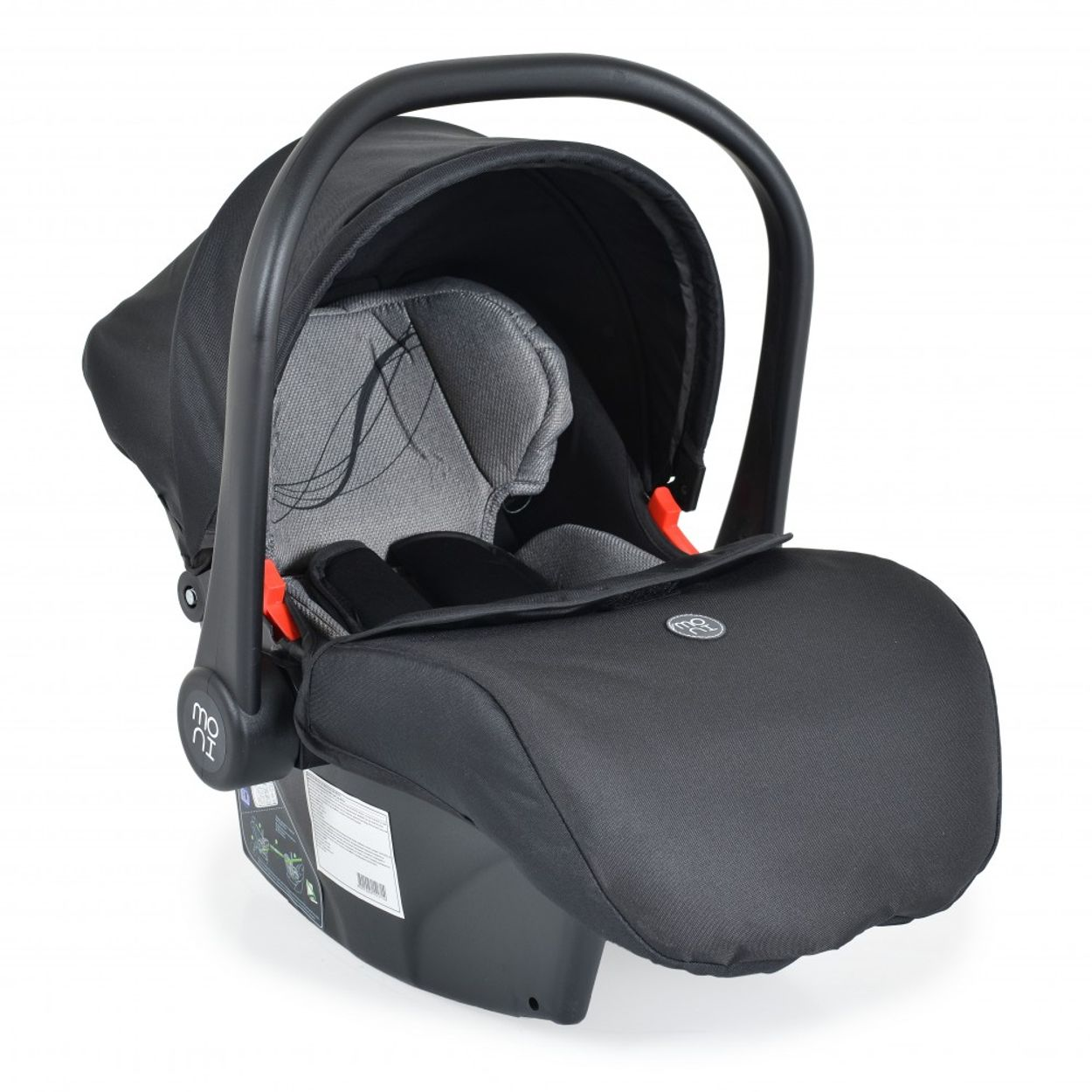Ein schwarzer Babysitz mit Verdeck und roten Akzenten. Er steht auf weißem Hintergrund.