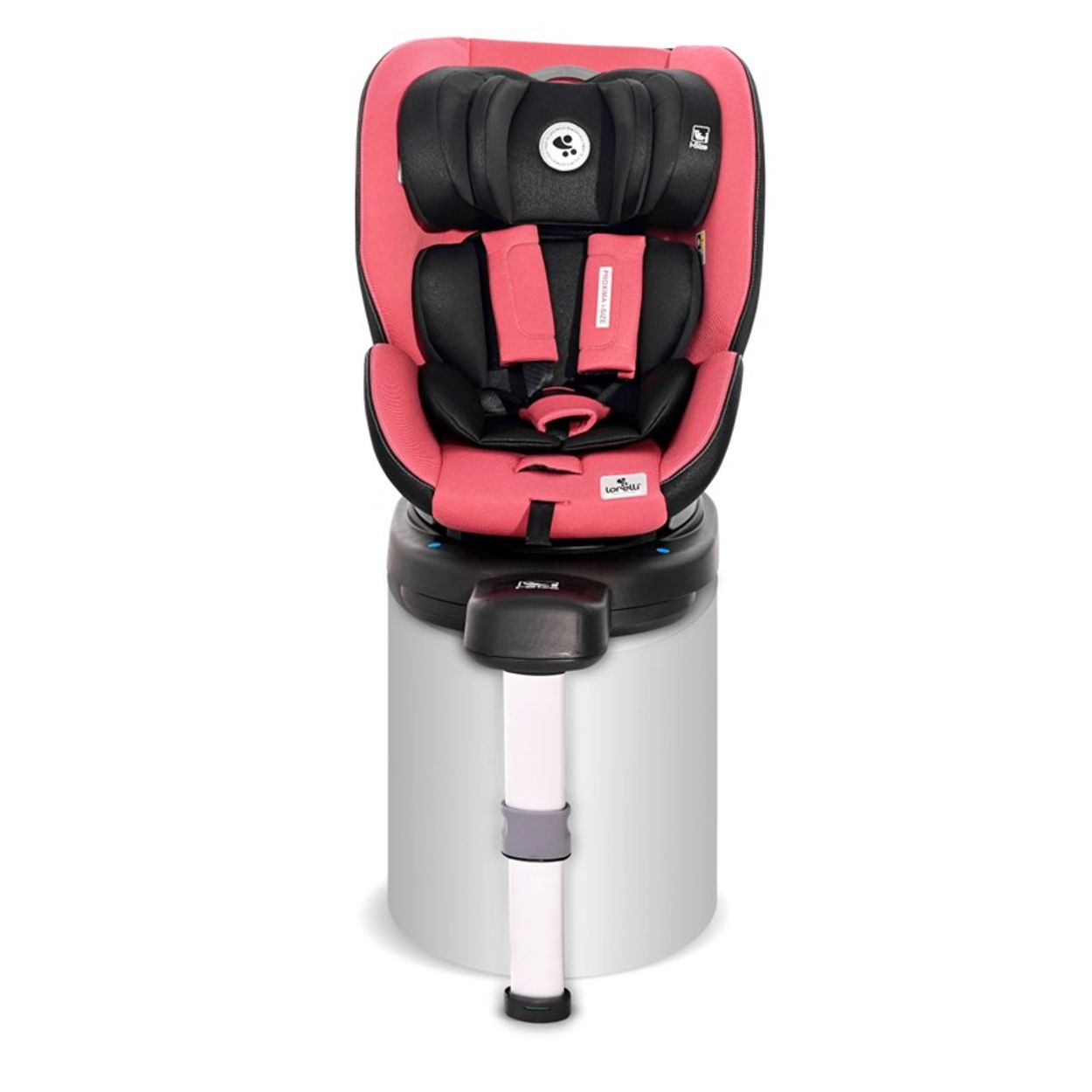 Ein Kindersitz in Rosa und Schwarz, auf einem weißen Zylinder, vor weißem Hintergrund. Er hat Gurte.
