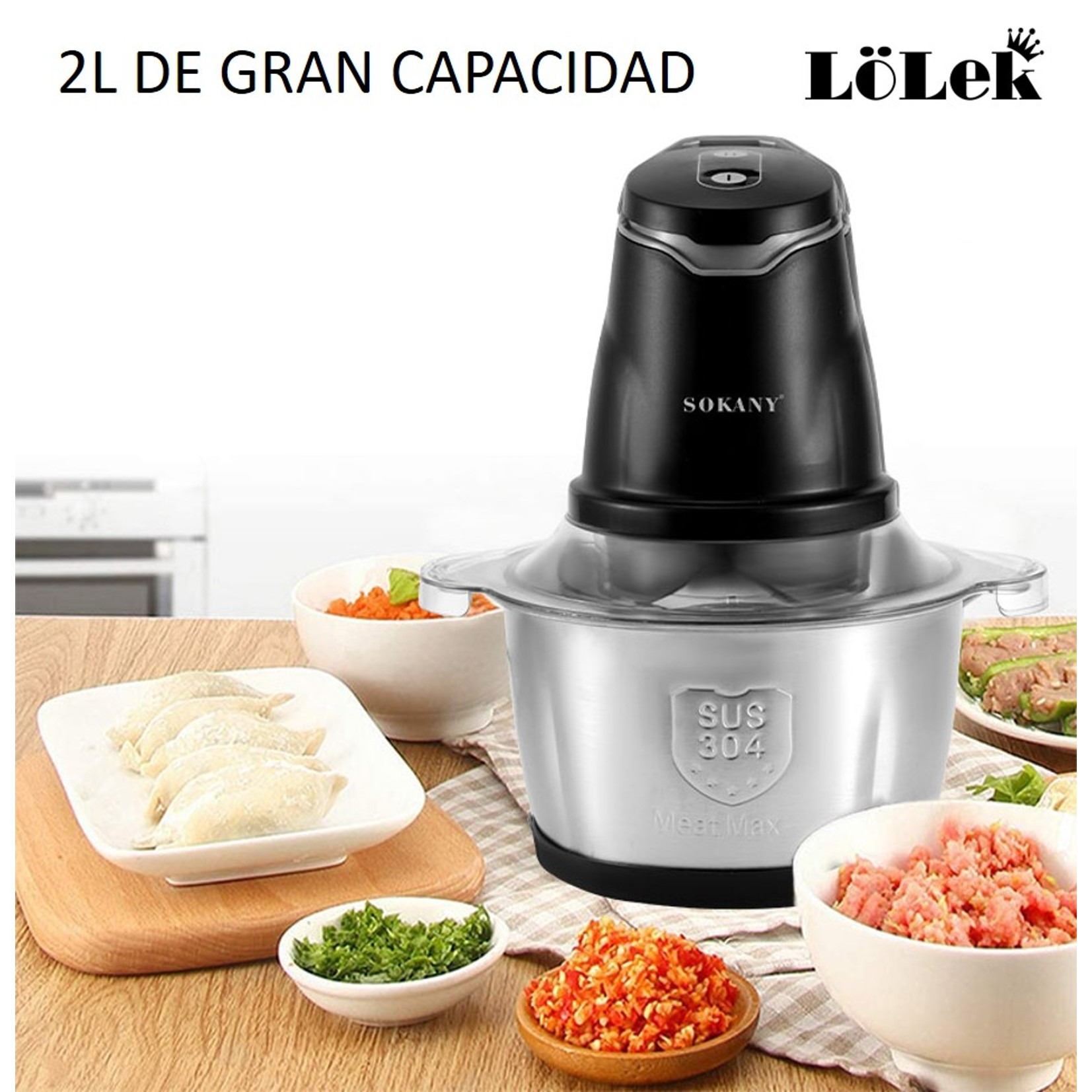 Una picadora de alimentos con ingredientes como albóndigas, hierbas y verduras picadas. La picadora es de acero inoxidable.