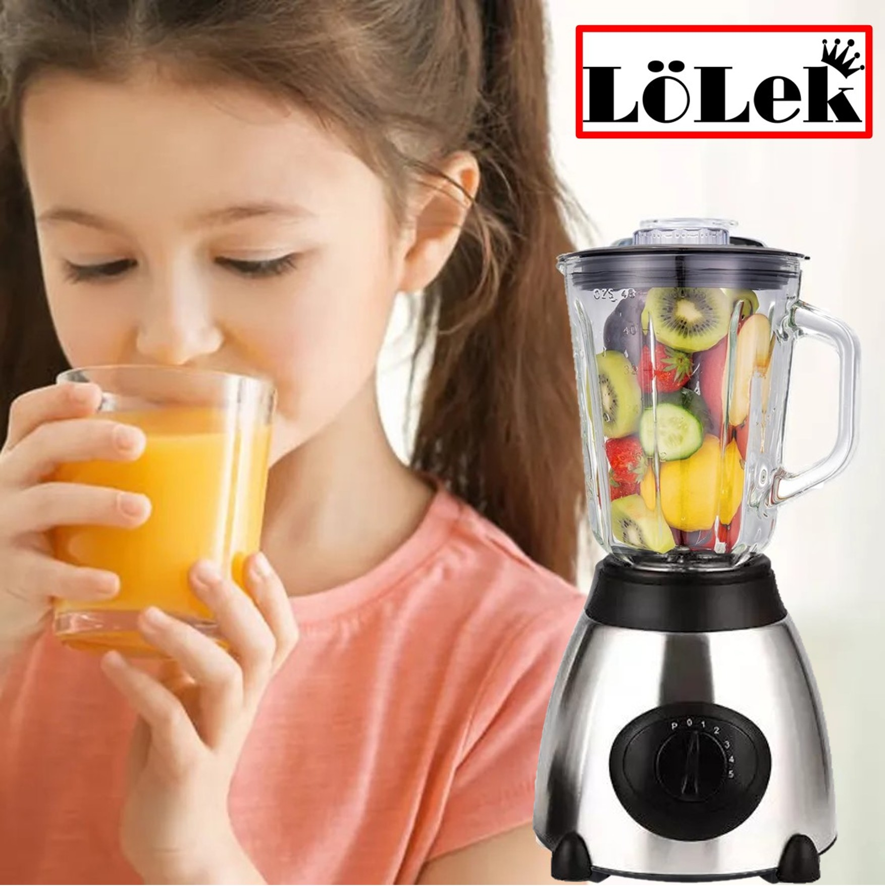 Una niña pequeña bebiendo jugo de naranja de un vaso. Una licuadora llena de fruta está a su lado.