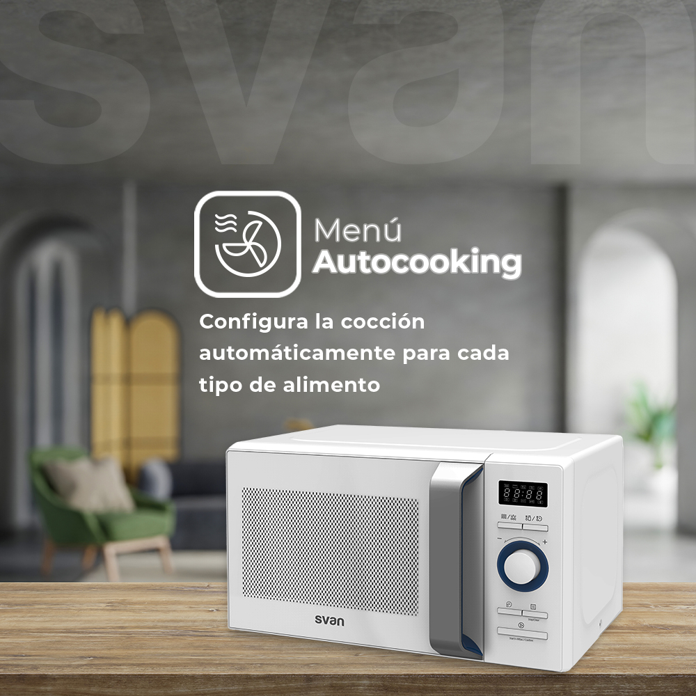 Microondas blanco sobre mesa de madera. Texto 'Menú Autocooking' con icono. Fondo: habitación con silla verde.