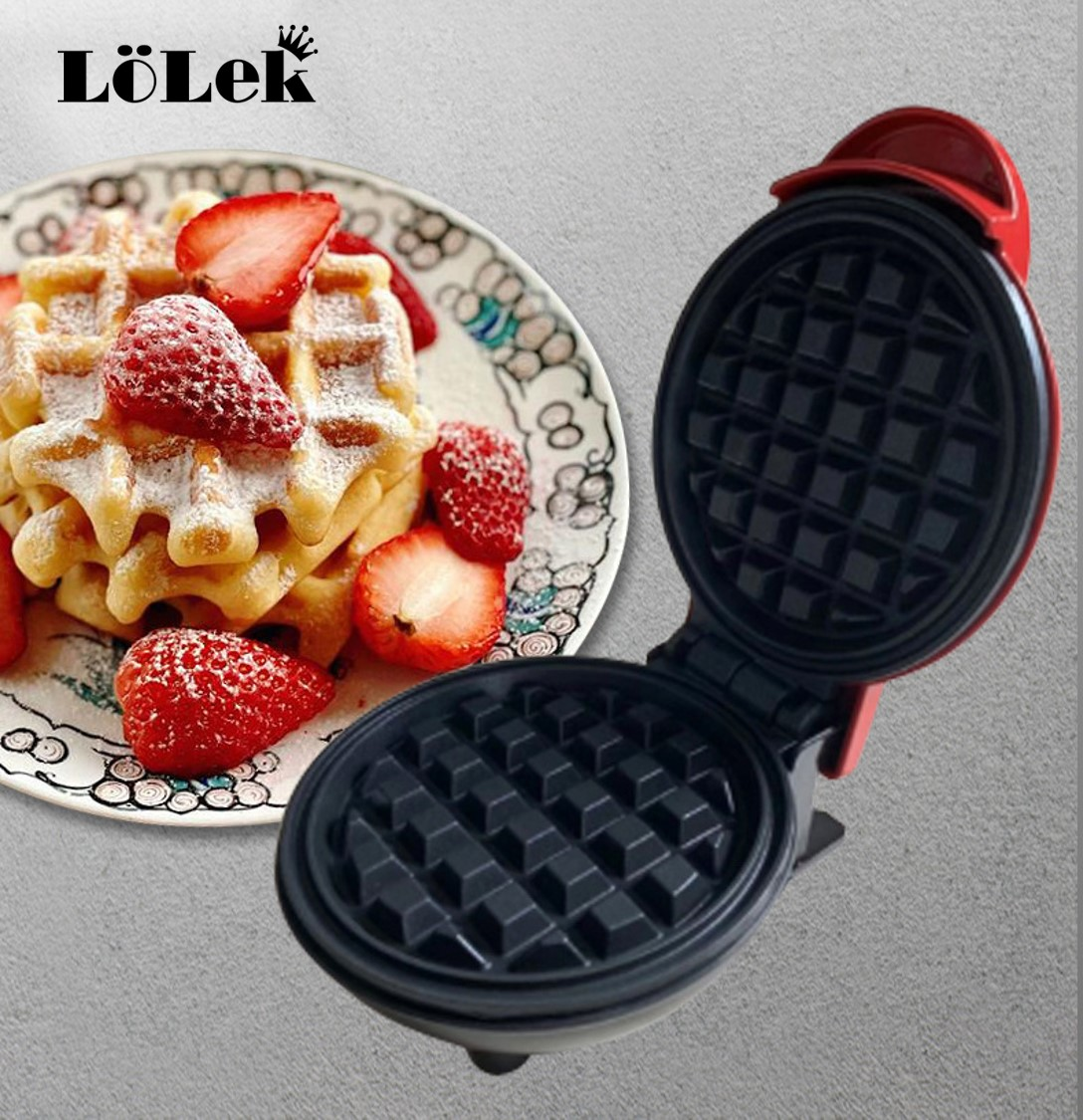 Gofre con gofres y fresas en un plato. La gofrera está abierta.