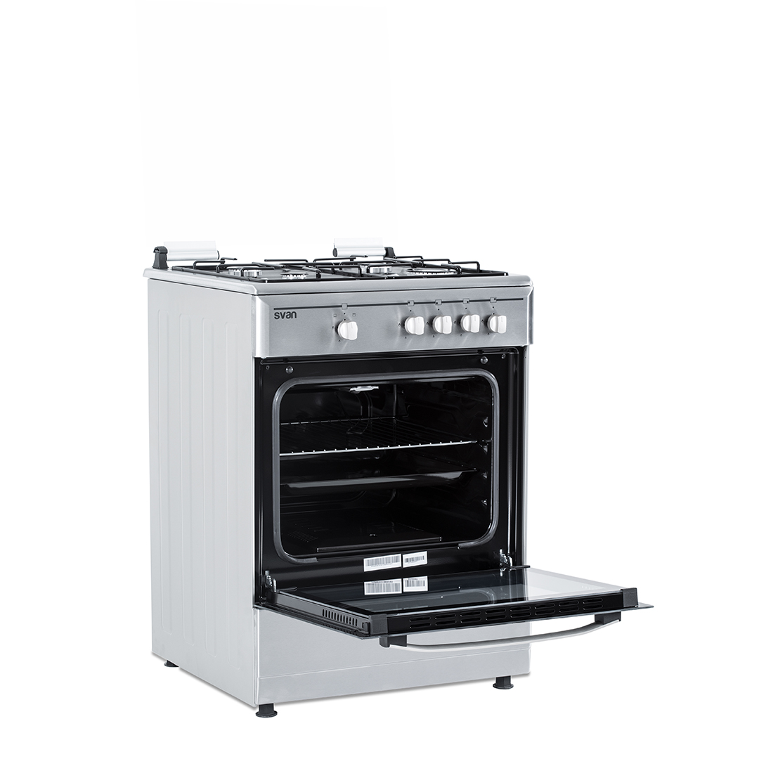 Horno de acero inoxidable con puerta abierta, mostrando rejillas interiores.