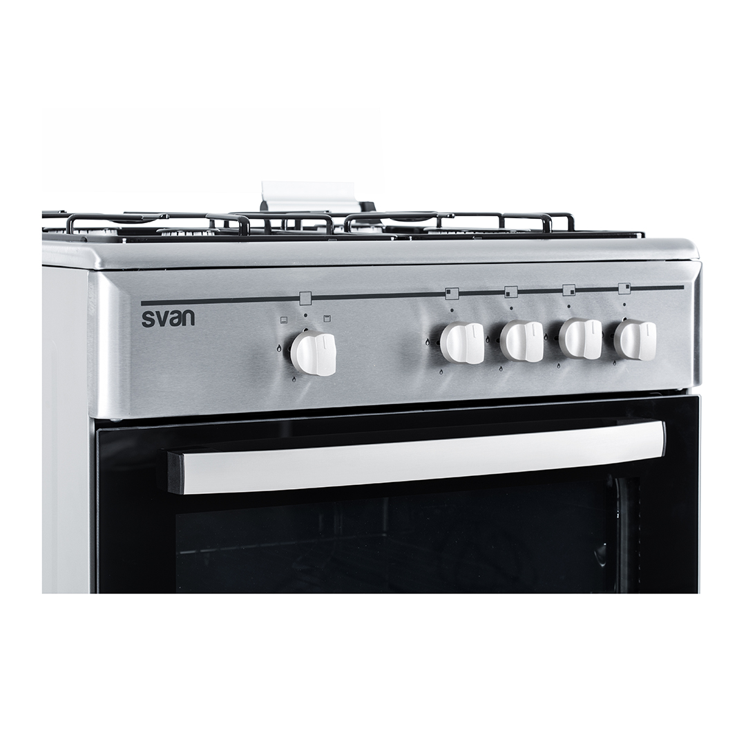 Un horno de acero inoxidable con perillas y una encimera negra, contra un fondo blanco.