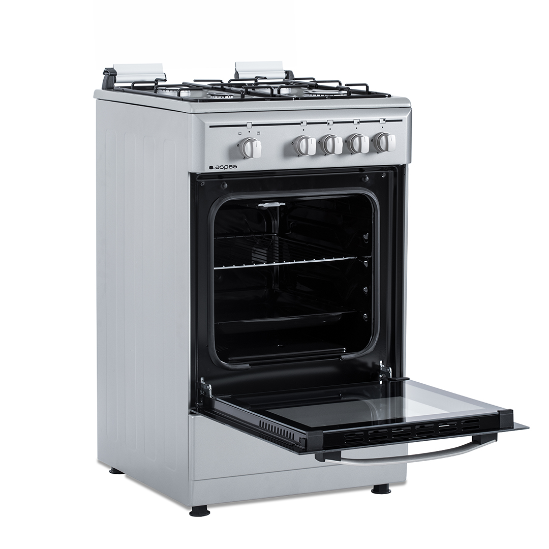 Un horno plateado con puerta abierta y cuatro quemadores. Tiene tapa gris y la puerta abierta.