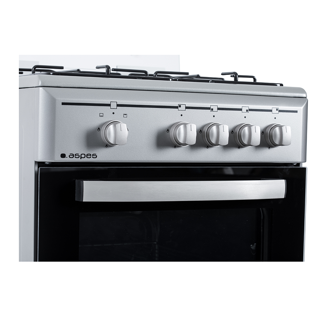 Un primer plano de las perillas de control de un horno. El horno tiene un frente plateado.