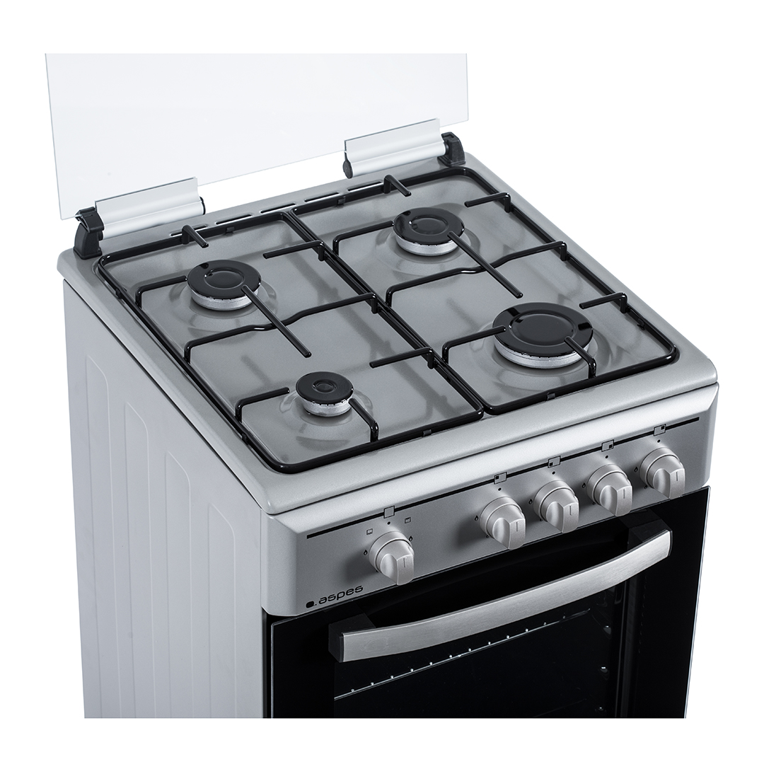 Primer plano de un horno de acero inoxidable con cuatro quemadores, perillas y puerta abierta.