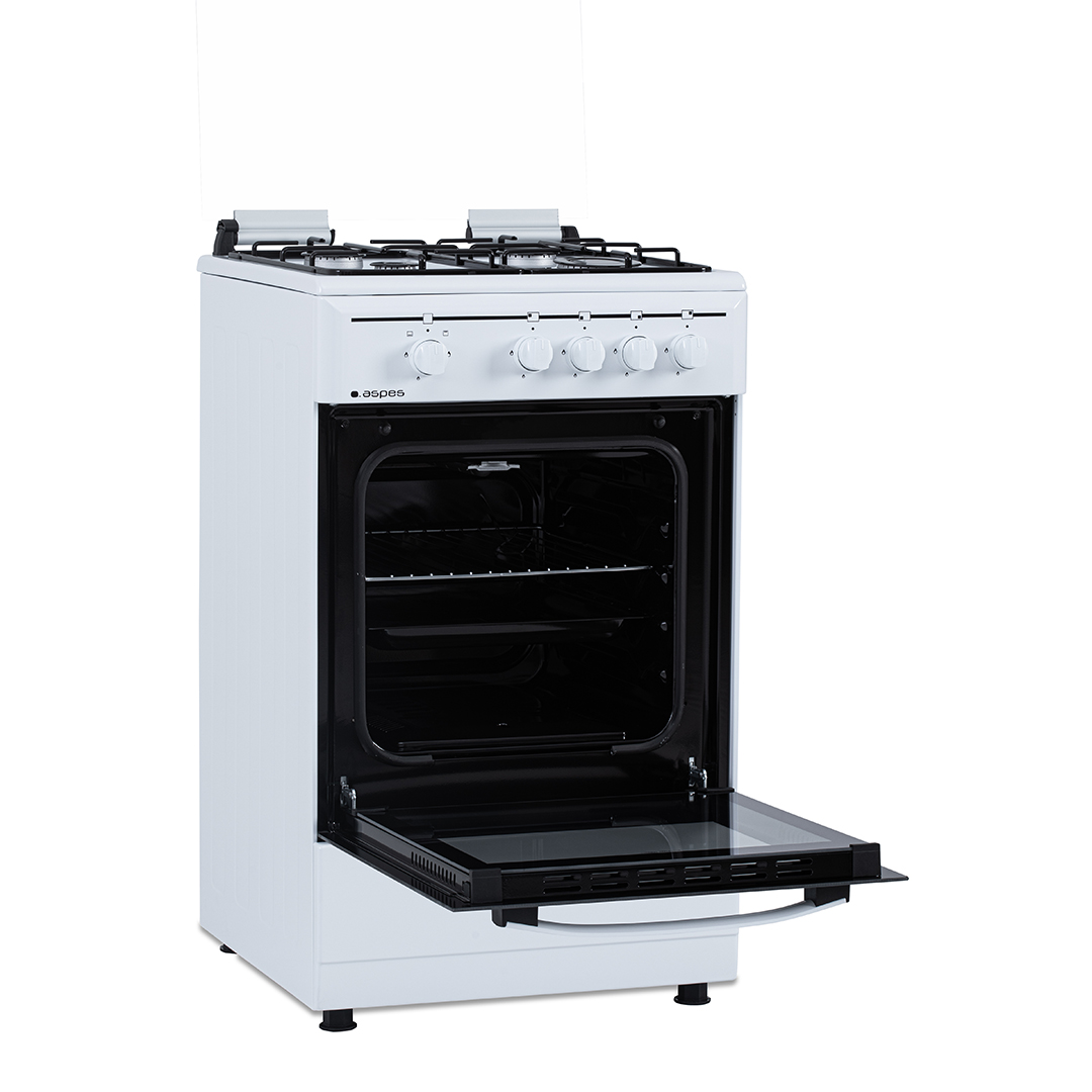 Una cocina de gas blanca con la puerta abierta. Cuatro quemadores arriba, perillas al frente. Horno abierto.