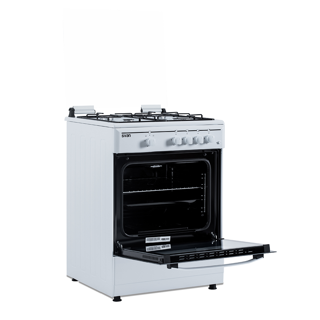 Cocina de gas blanca con puerta del horno abierta. Cuatro quemadores en la parte superior.