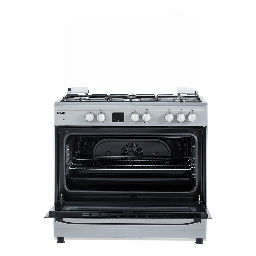 Cocina de gas blanca con horno abierto y un ventilador. La marca es 'svan'.