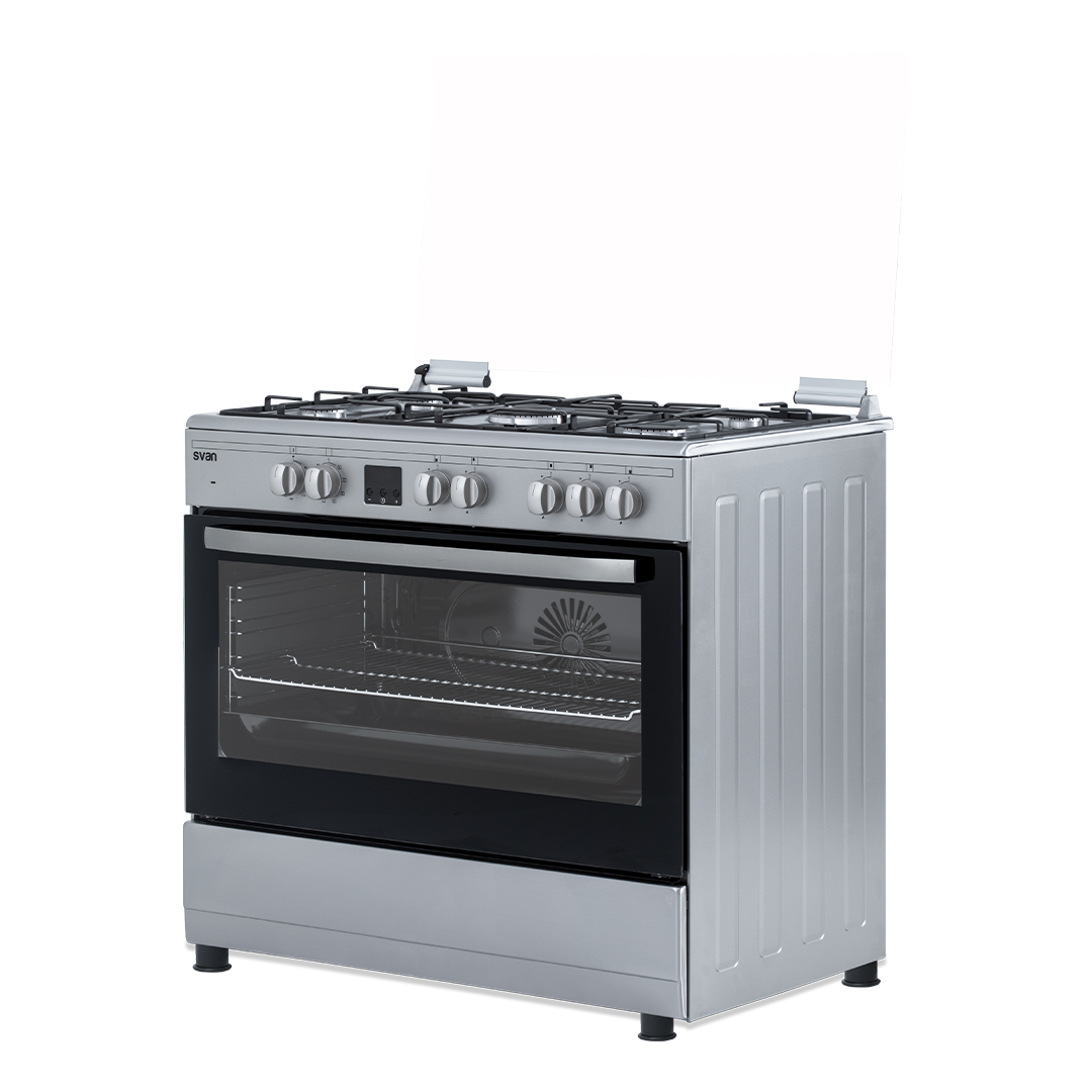 Horno plateado con puerta abierta y cuatro quemadores. Puerta de cristal. Fondo blanco.