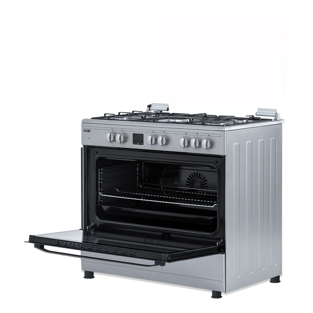 Horno plateado con puerta abierta y cuatro quemadores. Fondo blanco.