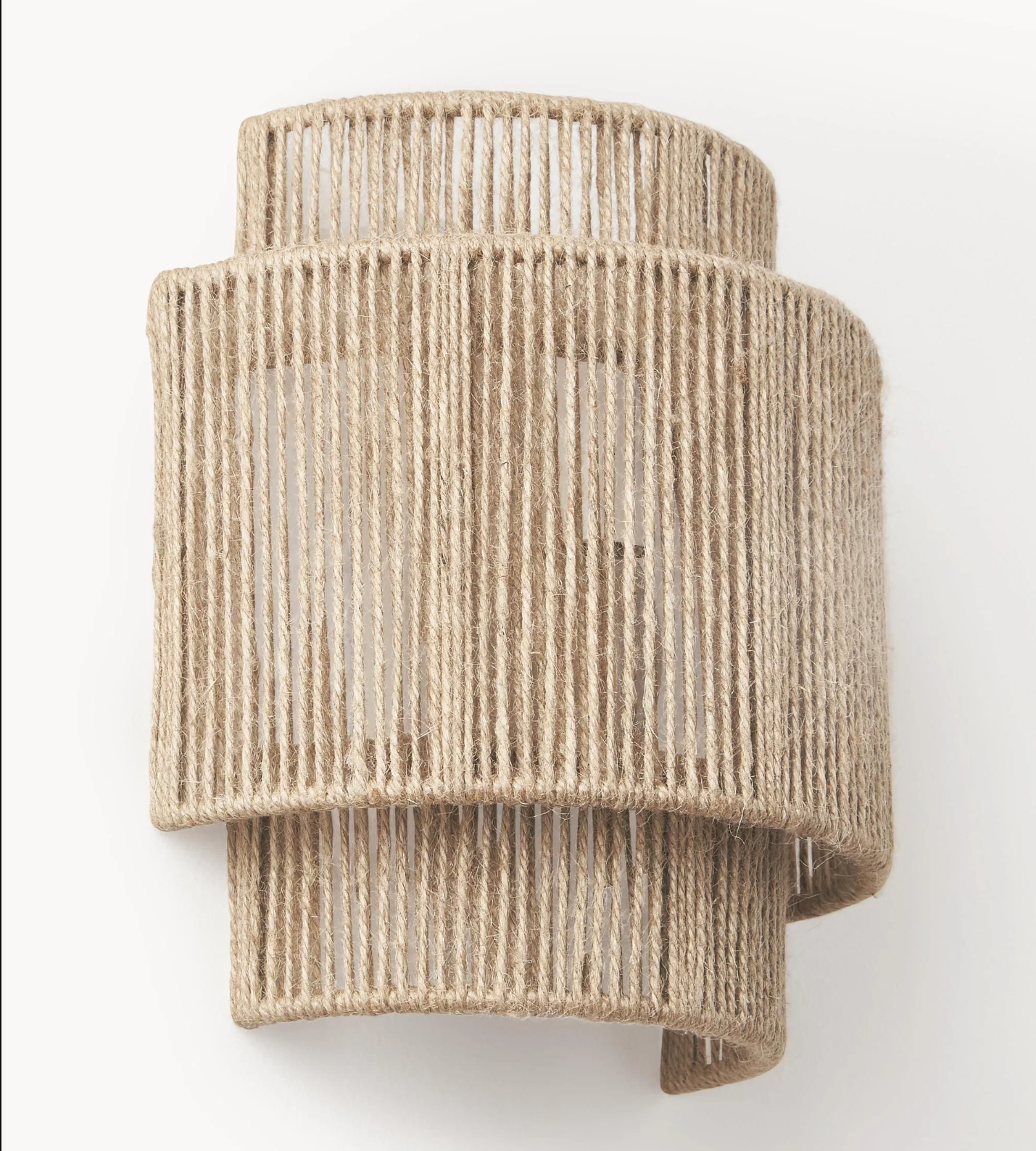 Una lámpara de pared hecha de cuerda beige entrelazada, montada en una pared blanca.