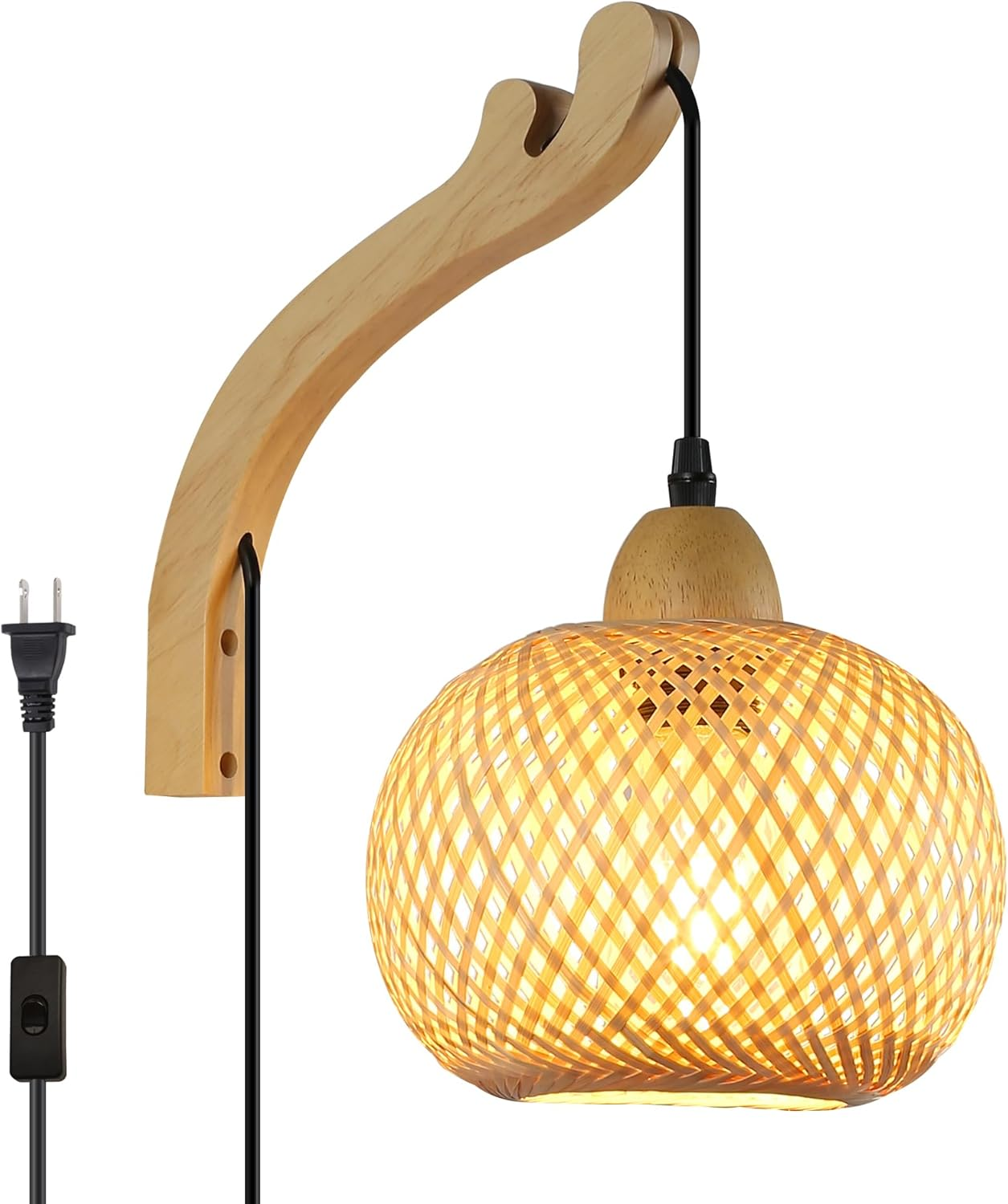Una lámpara de pared de madera con pantalla tejida y enchufe colgando de un cable negro.