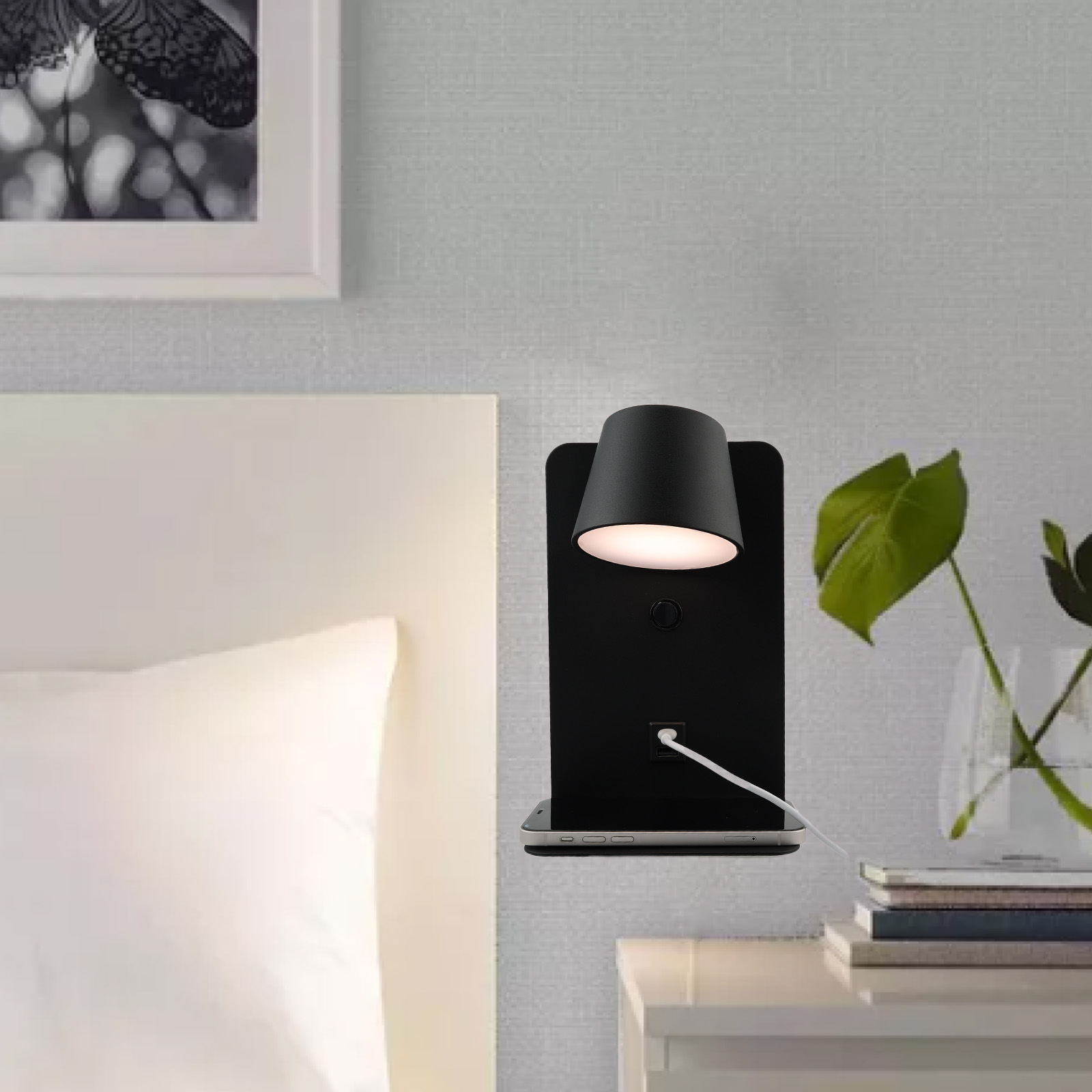 Una lámpara de pared negra con estante para cargar el teléfono y pantalla está instalada en un dormitorio.