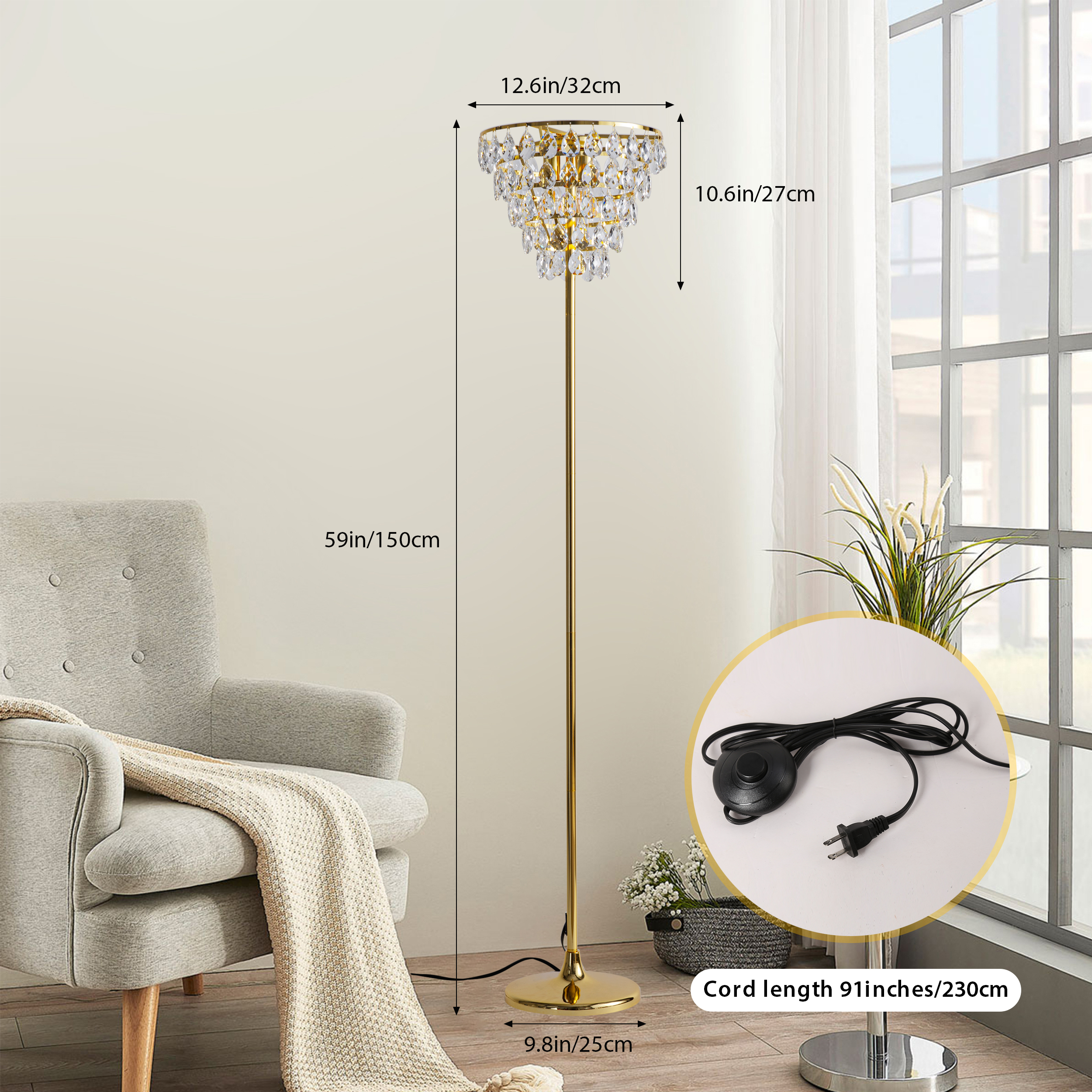 Lámpara de pie con pantalla de cristal y marco dorado. Silla y ventana en el fondo.
