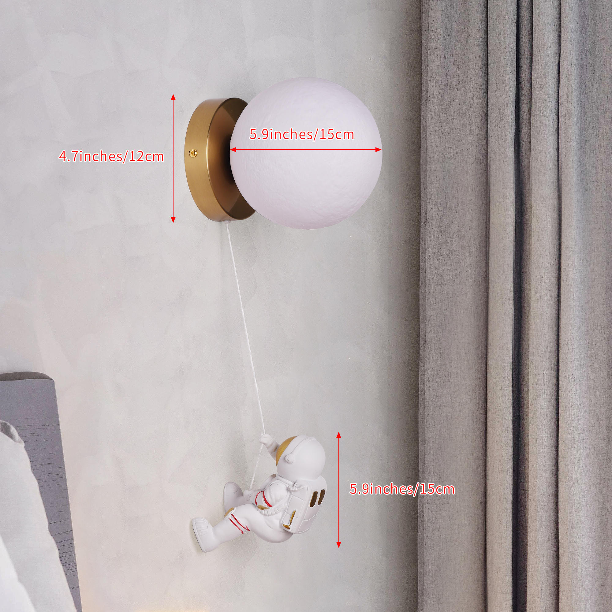 Luz de pared con tema de astronauta, colgando de un globo blanco. También se muestran las dimensiones.