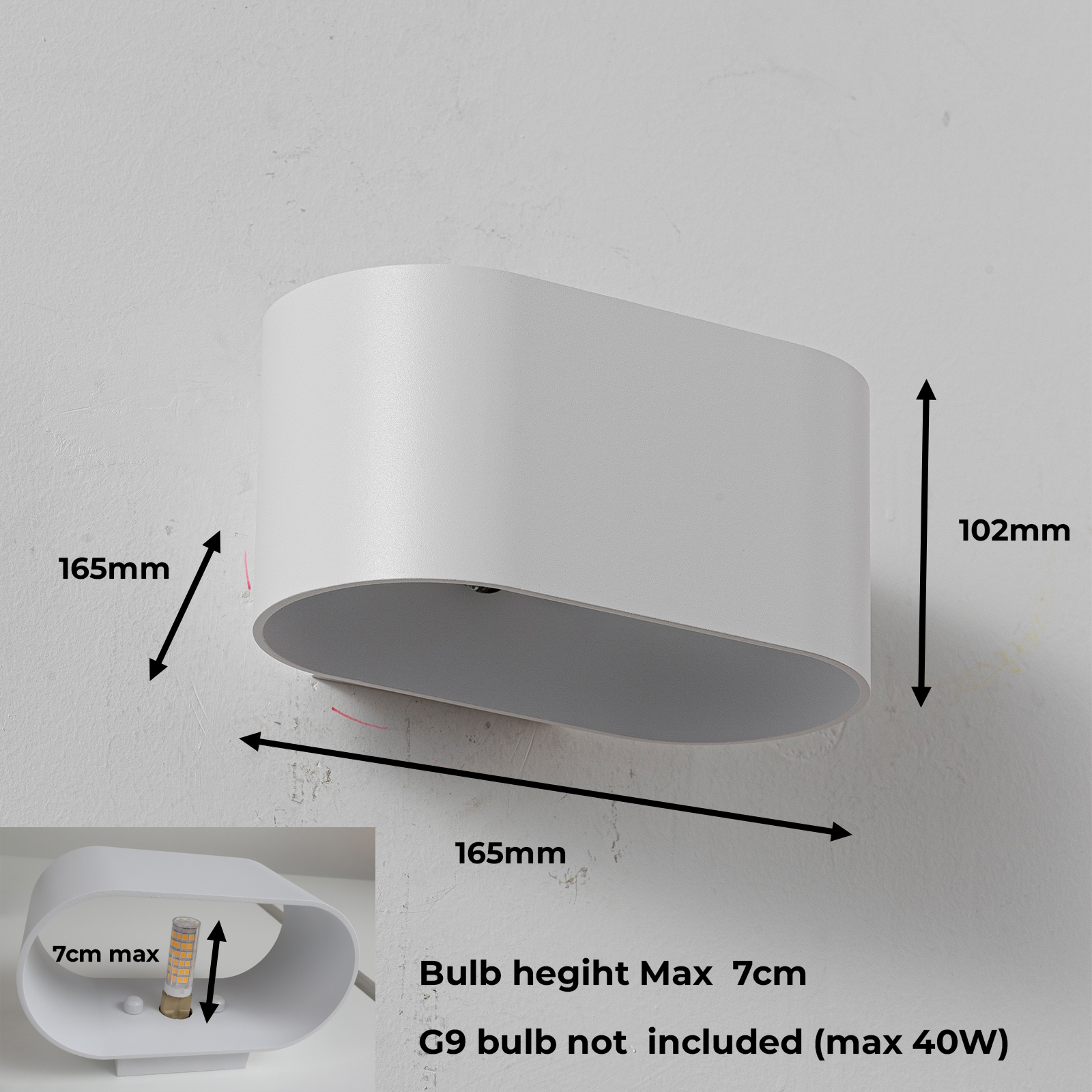 Una lámpara de pared blanca con dimensiones y detalle de bombilla G9.
