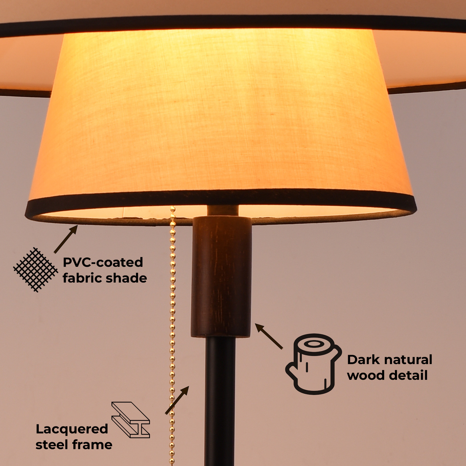 Primer plano de una lámpara con una pantalla de tela recubierta de PVC y detalles de madera oscura.