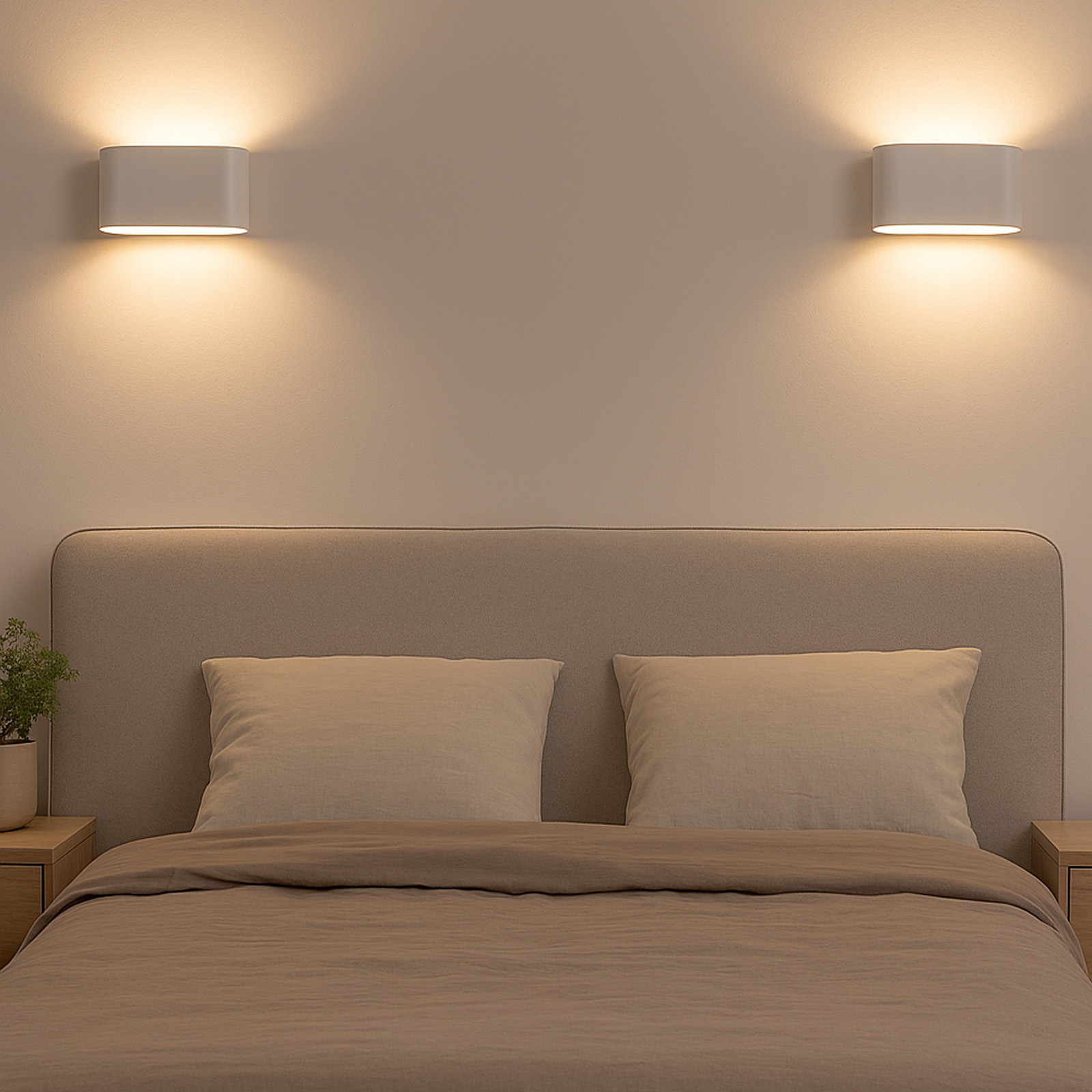 Dos lámparas de pared blancas sobre una cama con almohadas y un cabecero de tonos neutros.