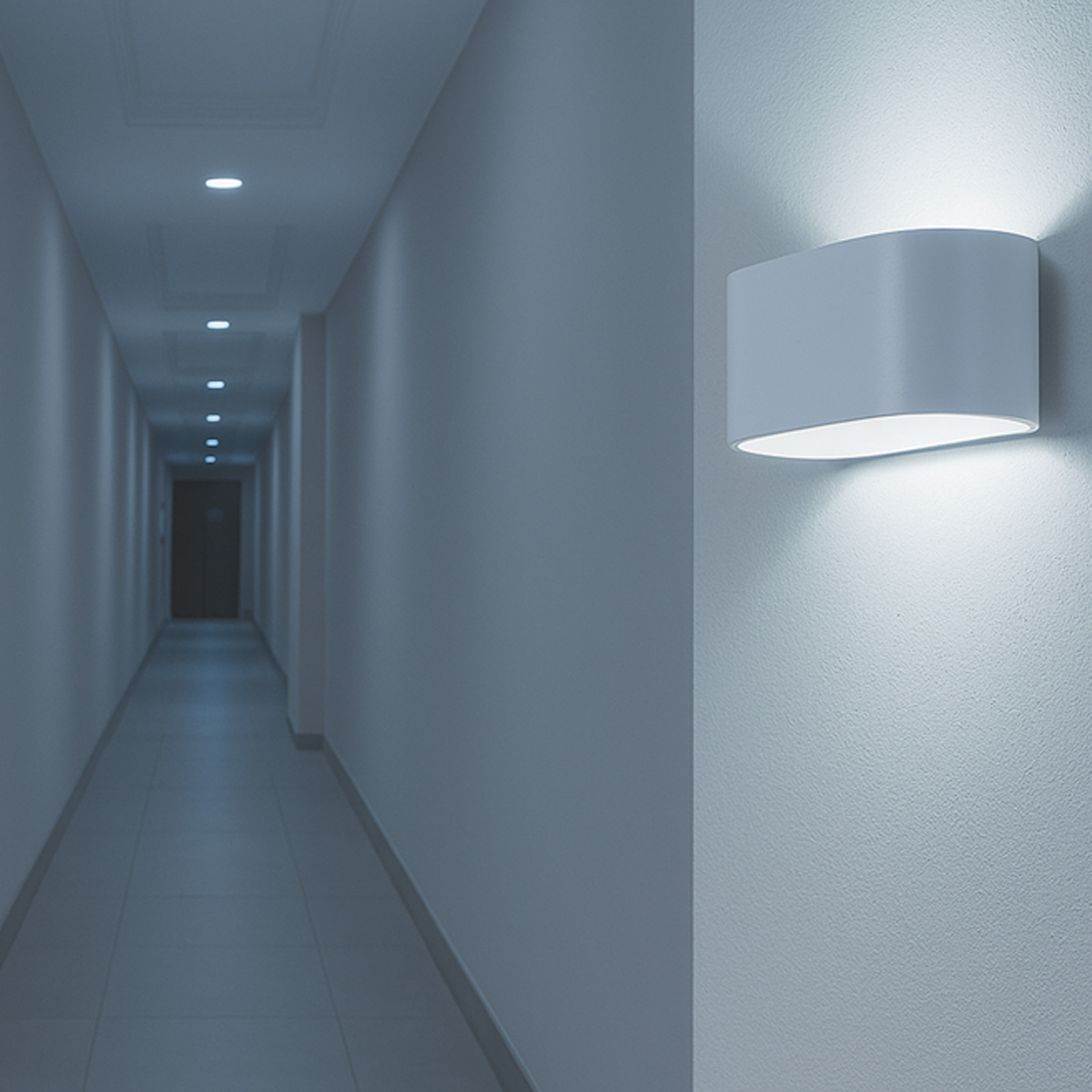 Un pasillo con una lámpara de pared blanca.