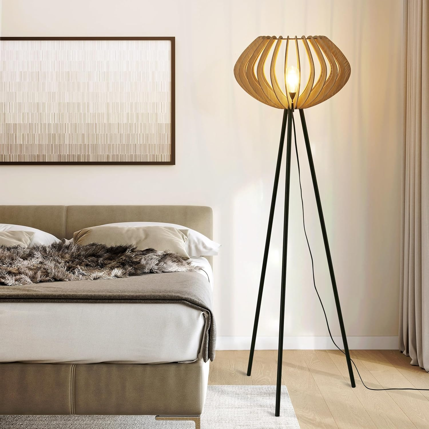 Una escena de dormitorio con una lámpara de pie de madera y una pintura sobre la cama.