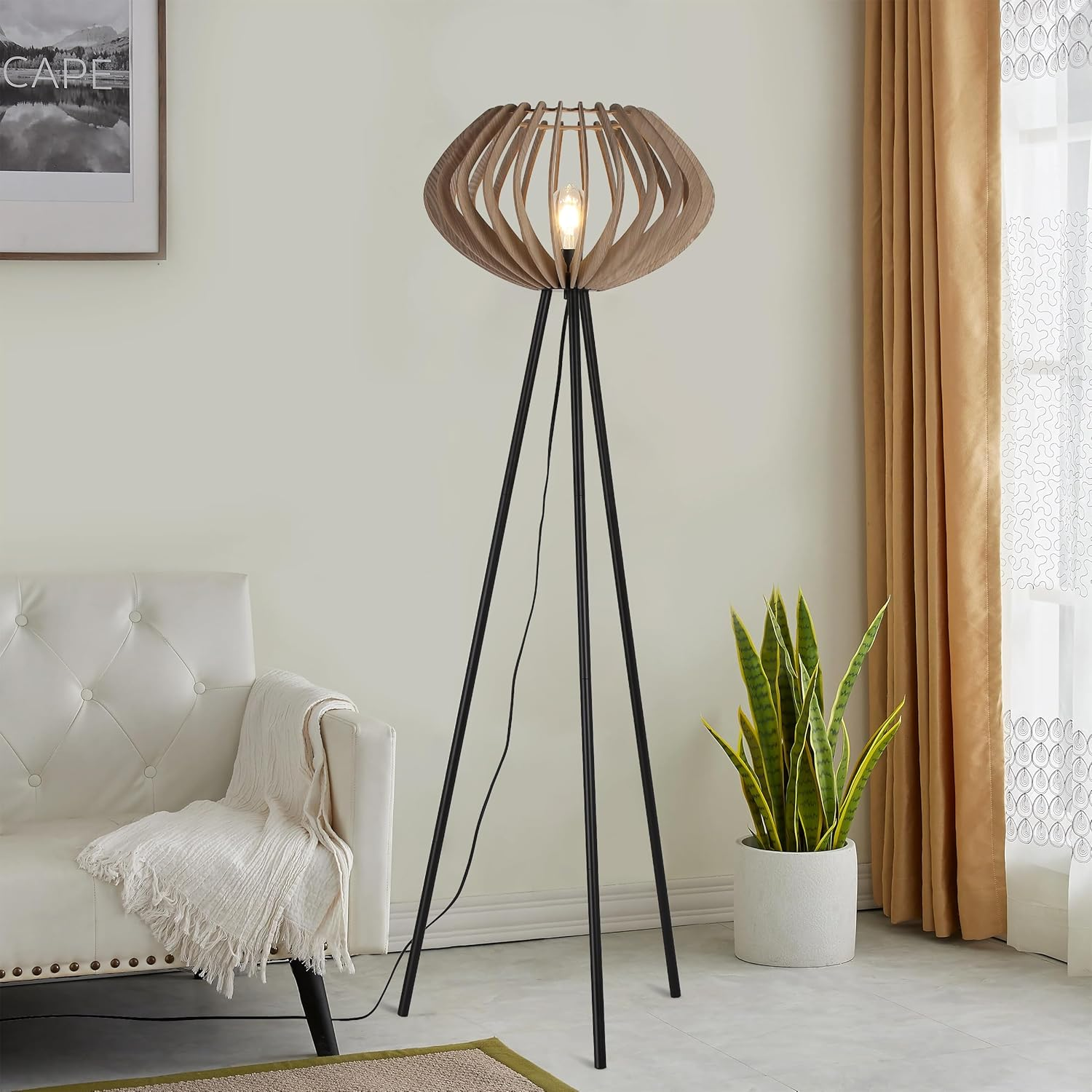 Una escena de sala de estar con una lámpara de pie de madera y un sofá blanco.