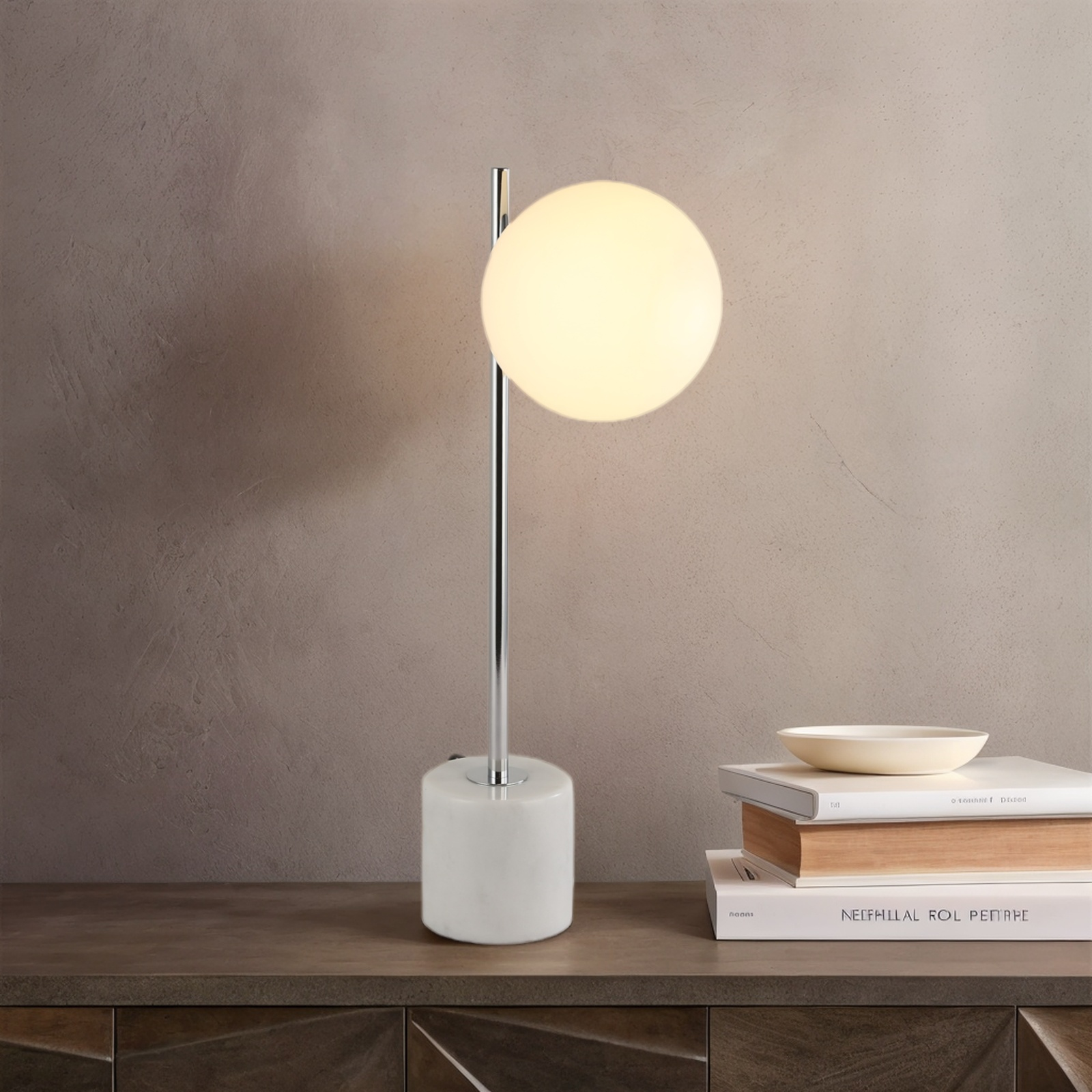 Una lámpara de mesa con globo blanco, soporte cromado y base de mármol, sobre superficie de madera.