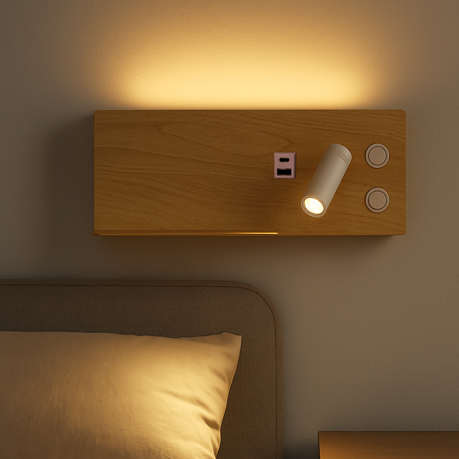 Lámpara de noche de madera con foco, puertos USB y dos botones, montada en la pared sobre una cama.
