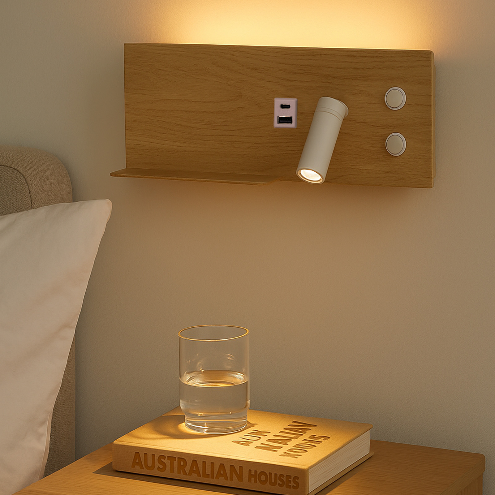 Luz de noche de madera con foco, puertos USB y botones; libro y vaso de agua sobre una mesa.