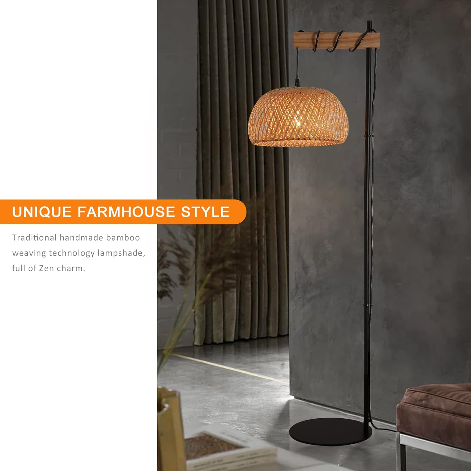Una lámpara de pie con pantalla tejida, parte superior de madera y base de metal negro. Un sofá al fondo.