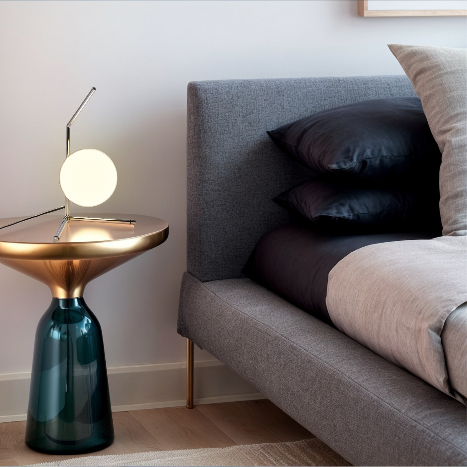 Escena moderna de cama con lámpara en mesa auxiliar junto a cama con almohadas y cabecero gris.