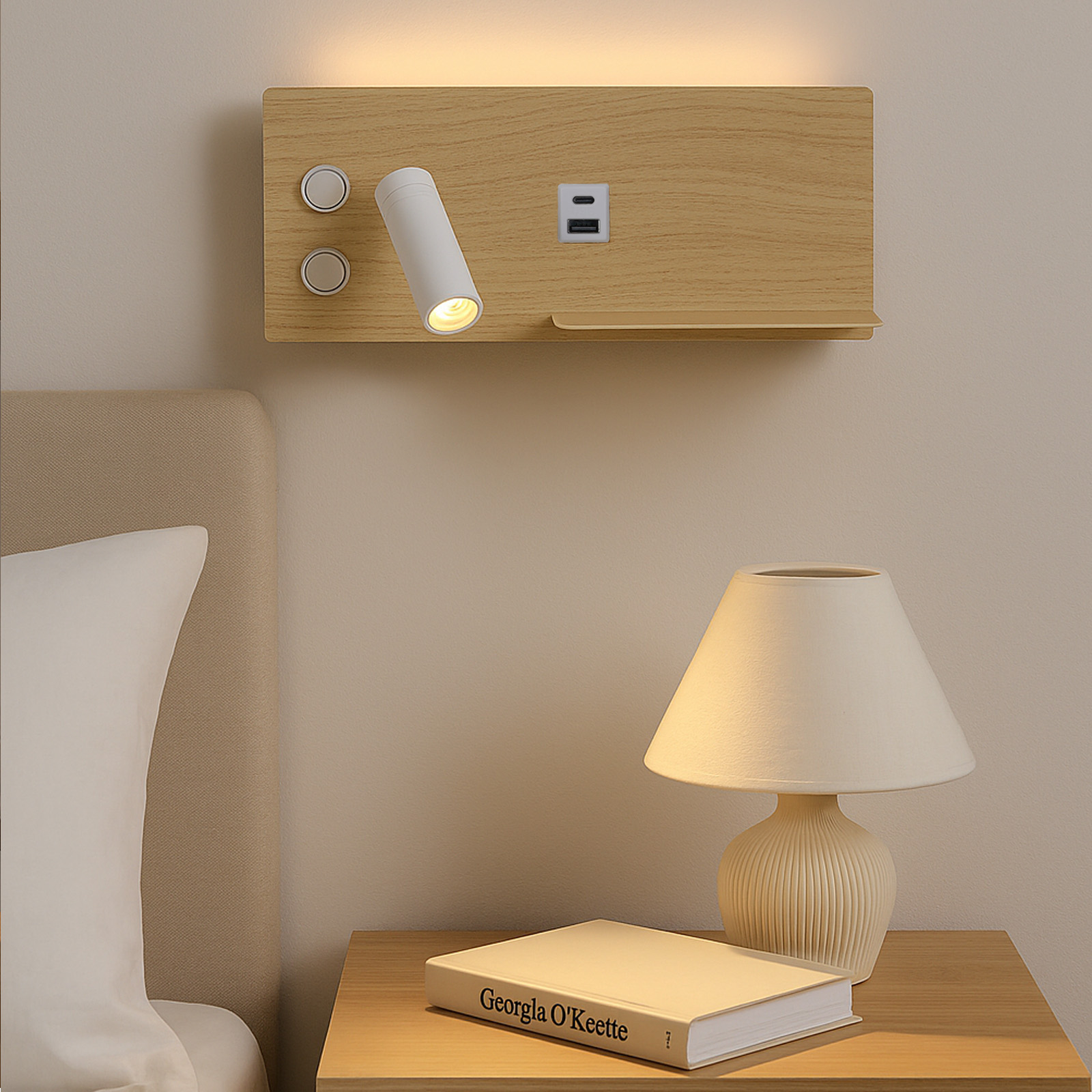 Una lámpara de pared de madera con un foco y puertos USB. Está montada sobre una mesita de noche.