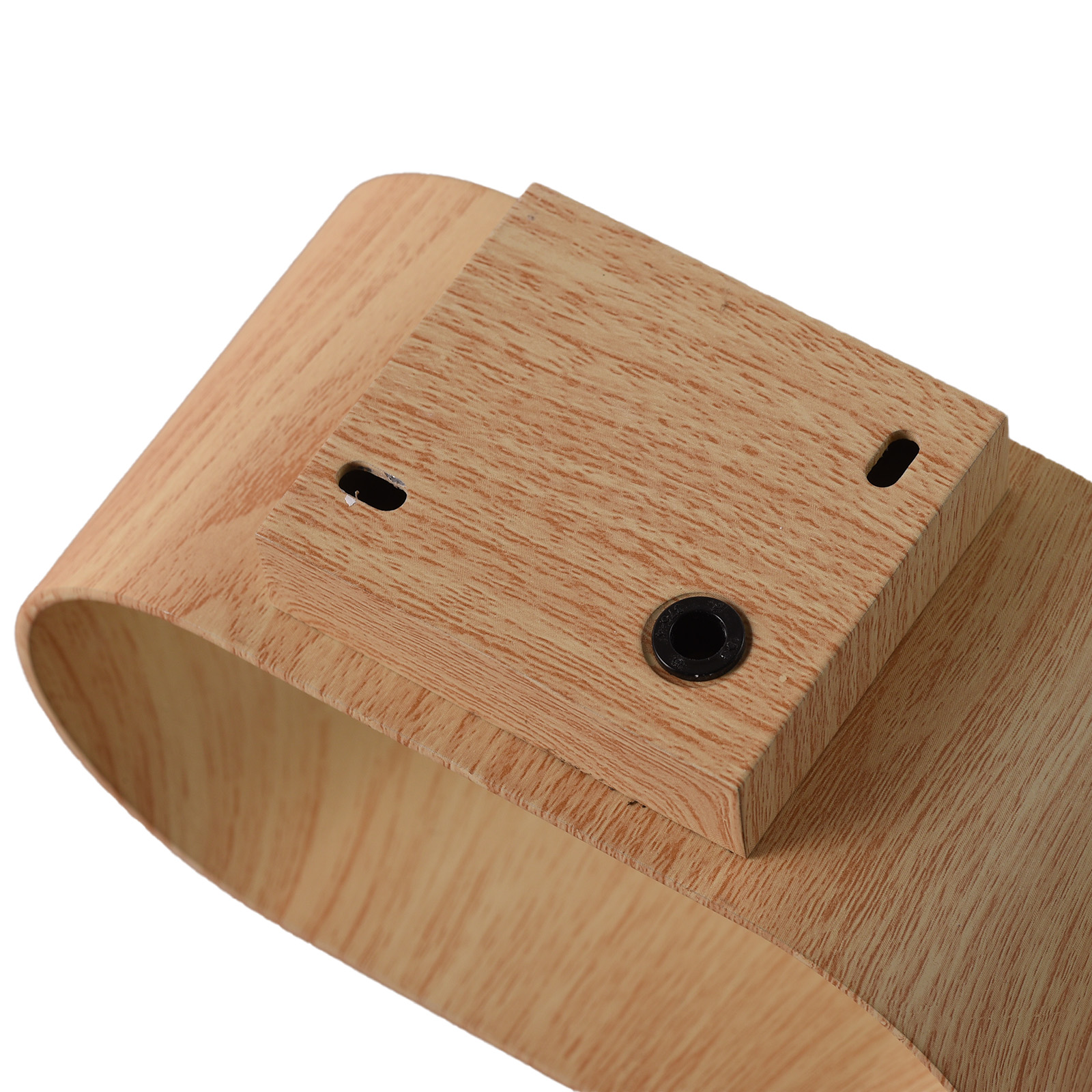 Primer plano de una base de lámpara de madera, mostrando la textura y detalles.