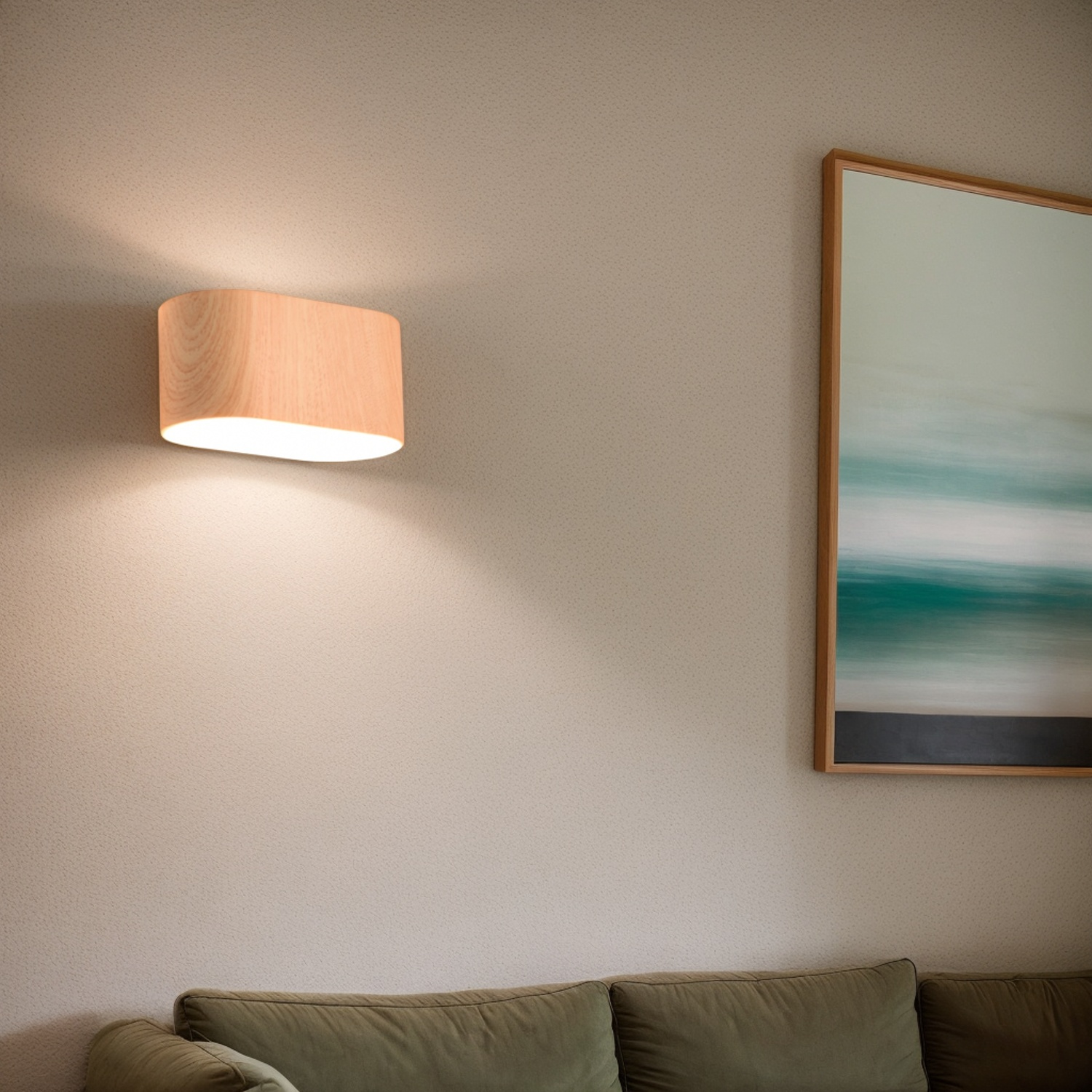 Lámpara de madera en la pared, proyectando luz. Un cuadro al lado.