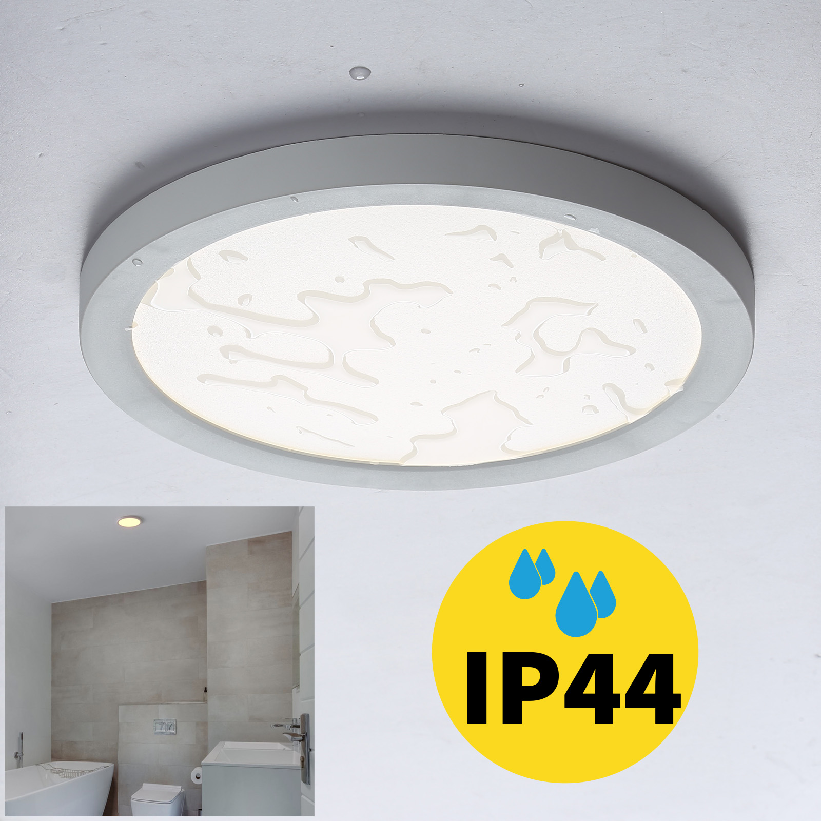 Luz de techo redonda en un baño. Está montada en el techo. Se ven gotas de agua.