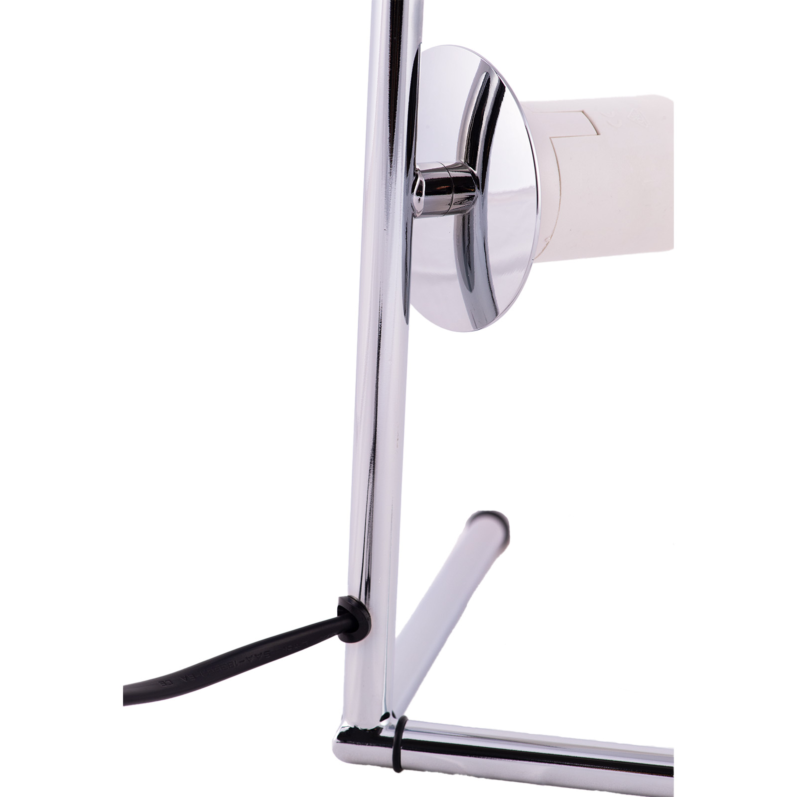 Primer plano del marco cromado y el cable de alimentación de una lámpara de mesa. Muestra el punto de conexión y un cable negro.