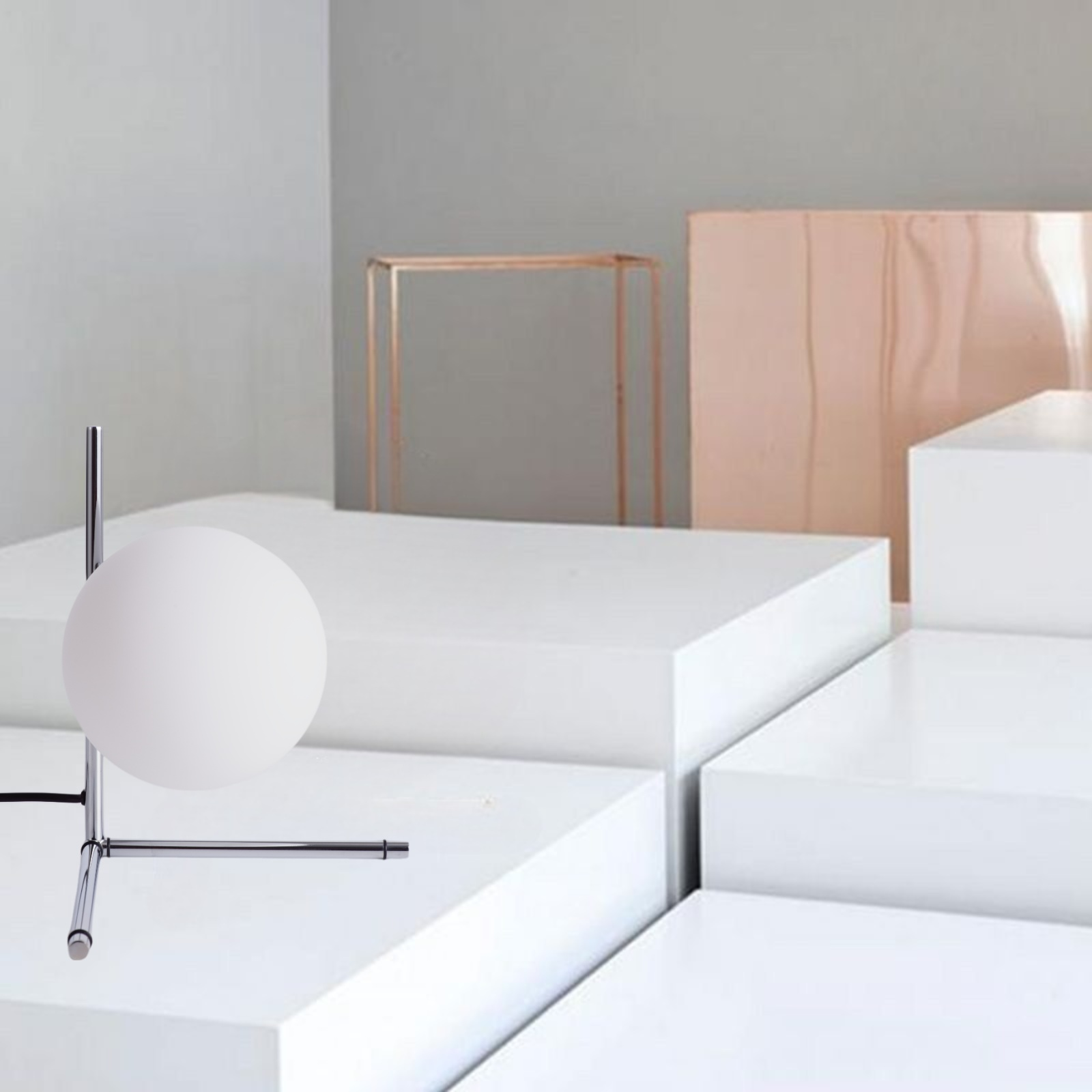 Una lámpara de mesa moderna con un globo blanco y marco cromado, colocada sobre plataformas blancas. El fondo incluye láminas de metal.