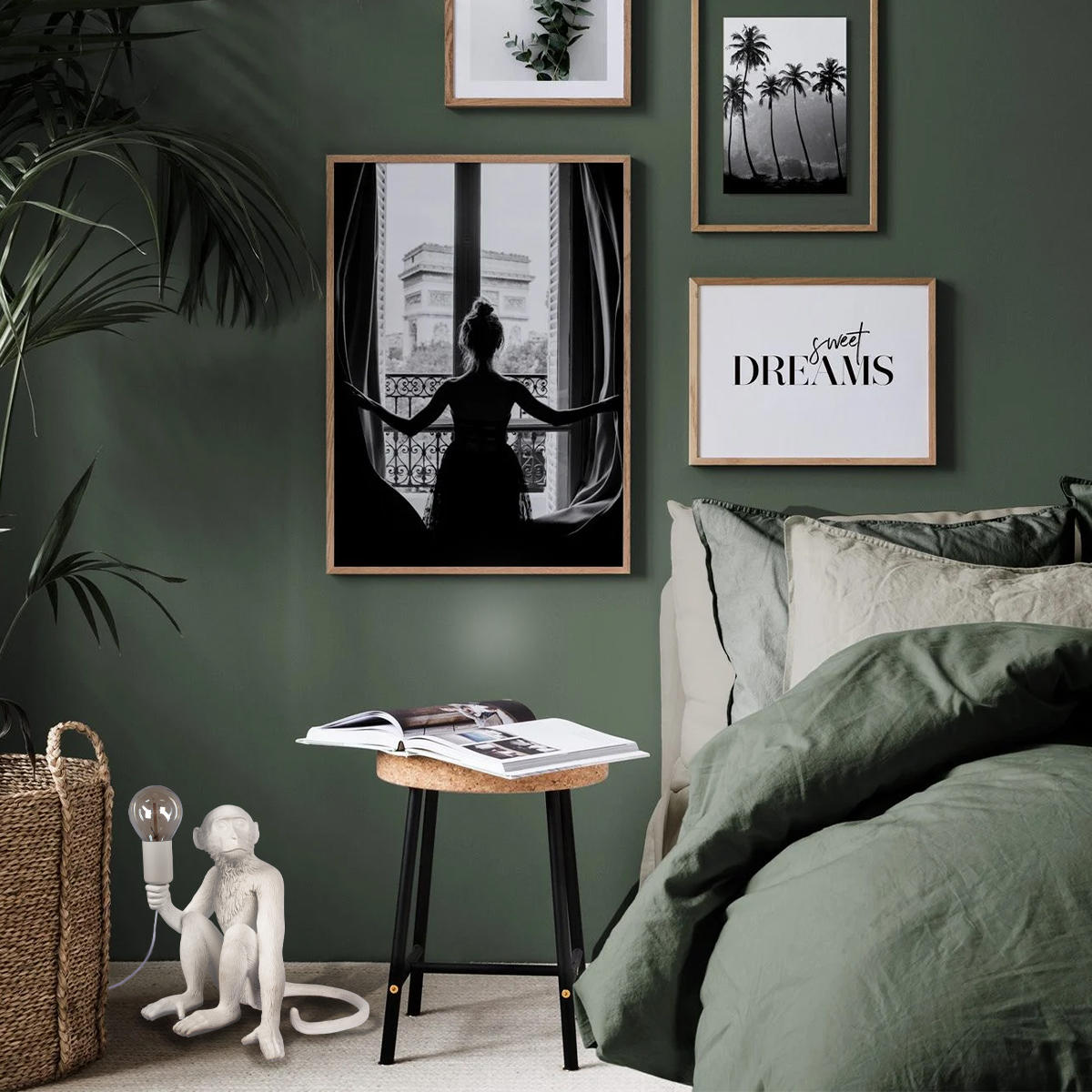 Una habitación con cuadros y una lámpara de mono. Una persona mira por una ventana. La cama es verde.