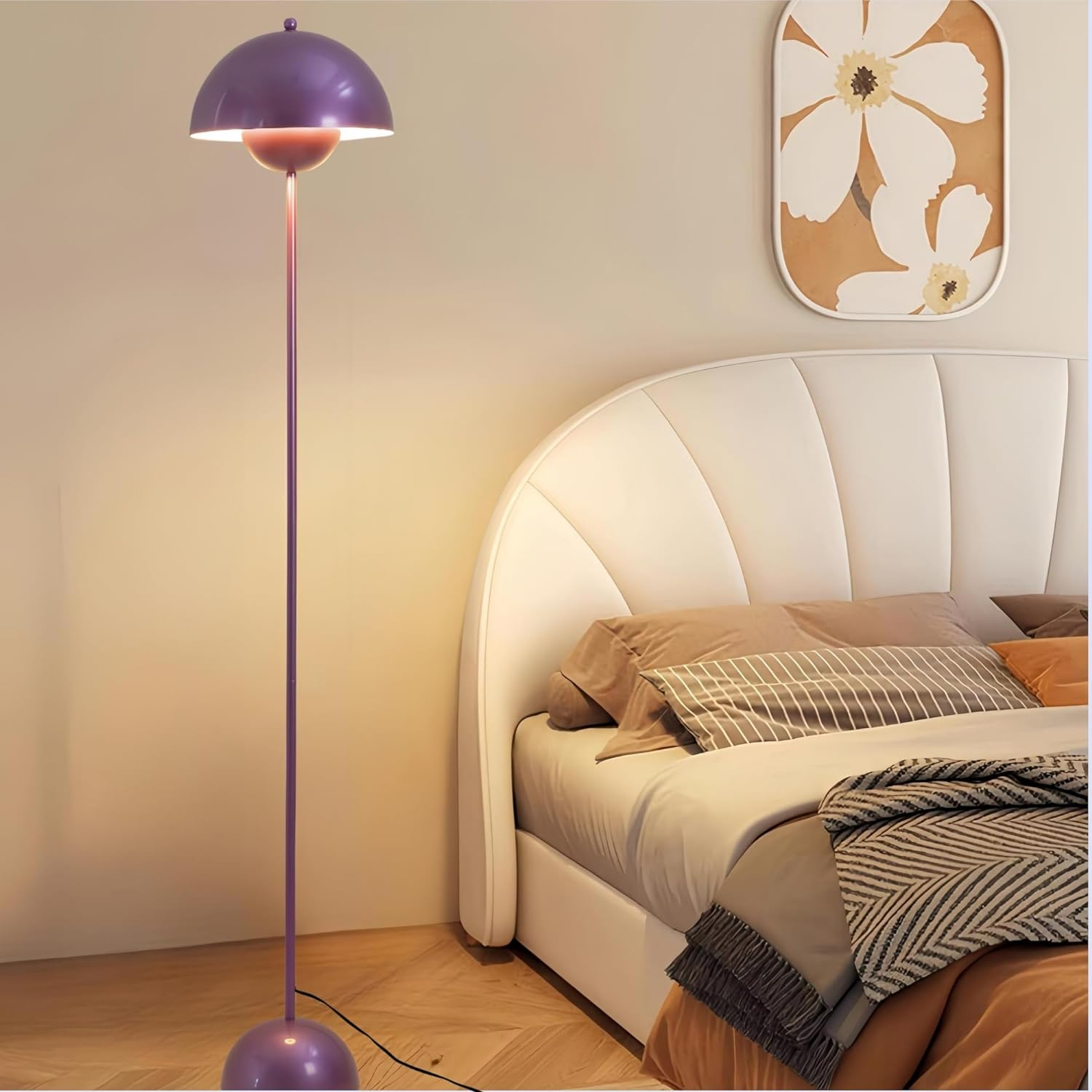 Una lámpara de pie morada está junto a una cama en un dormitorio.