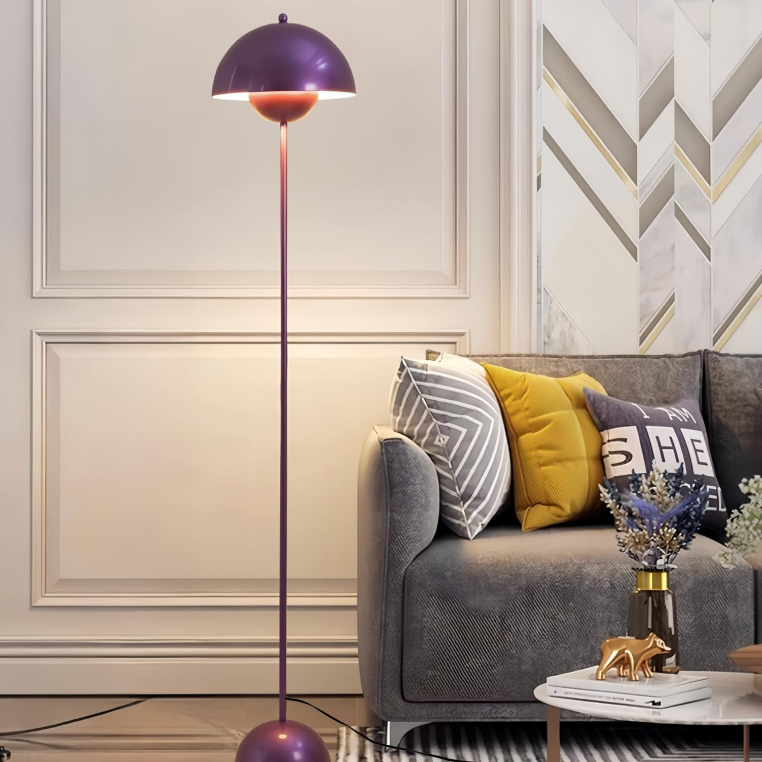 Una lámpara de pie morada en una sala de estar con un sofá y arte.