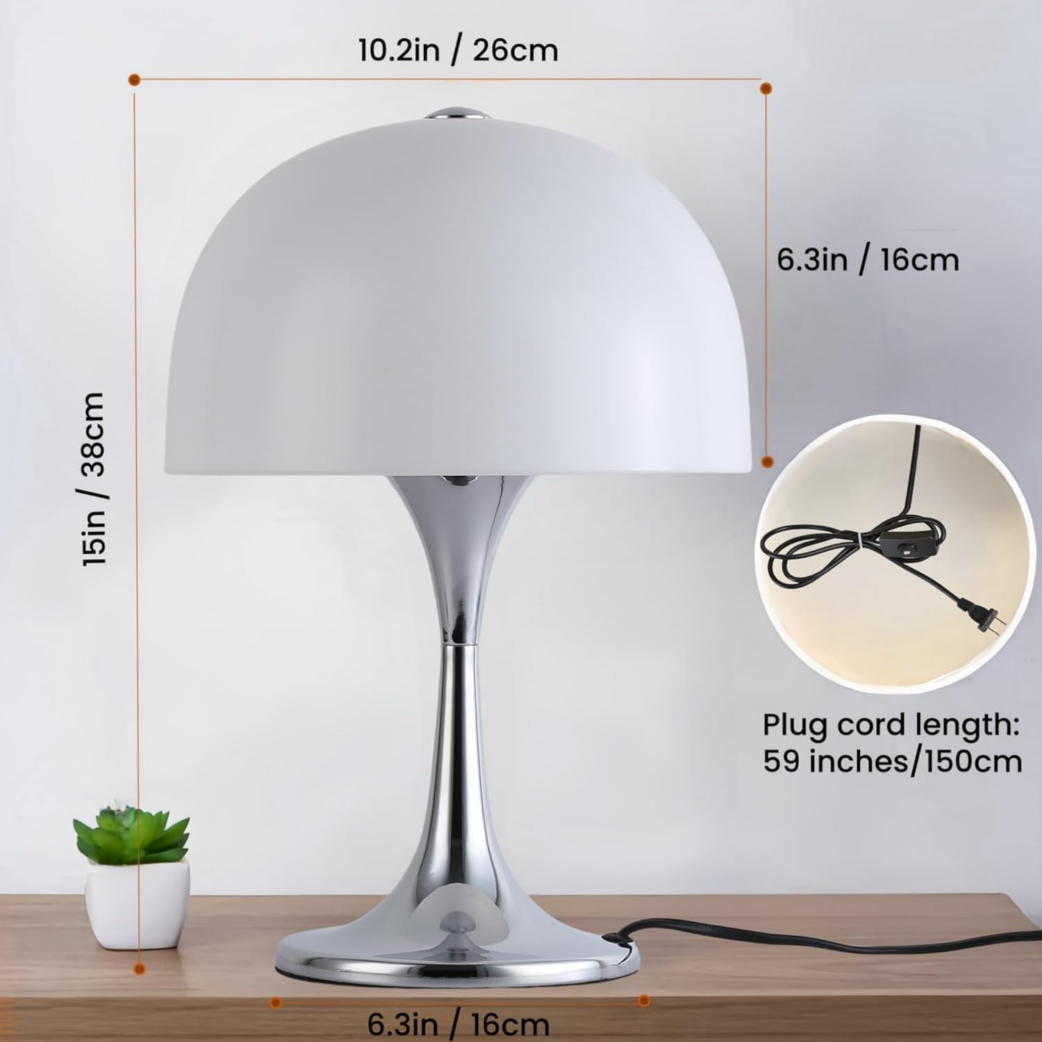 Una lámpara de mesa blanca sobre una mesa de madera, con dimensiones, una pequeña planta y un cable negro.