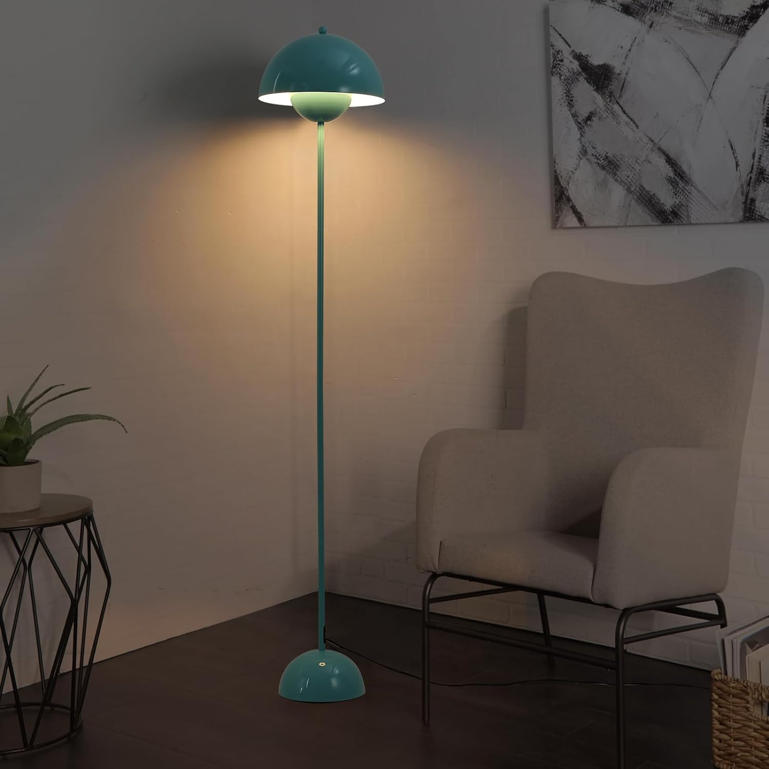 Lámpara de pie azul con pantalla redondeada, sobre suelo de madera oscura.