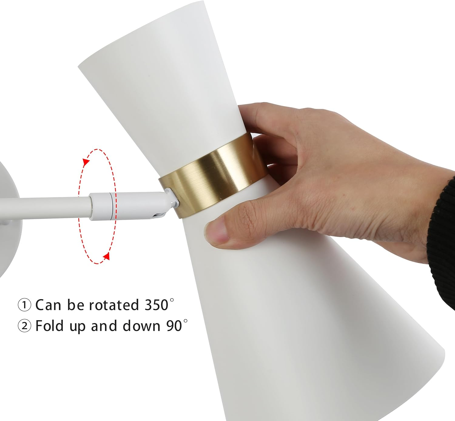 Una persona ajusta una lámpara de pared blanca con pantalla cónica, mostrando rotación y plegado.