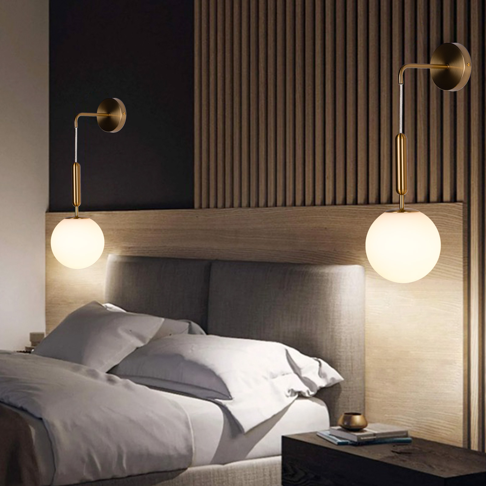 Escena de dormitorio con dos lámparas de pared. Cada una tiene una pantalla redonda blanca. Pared de madera y cama con almohadas visibles.