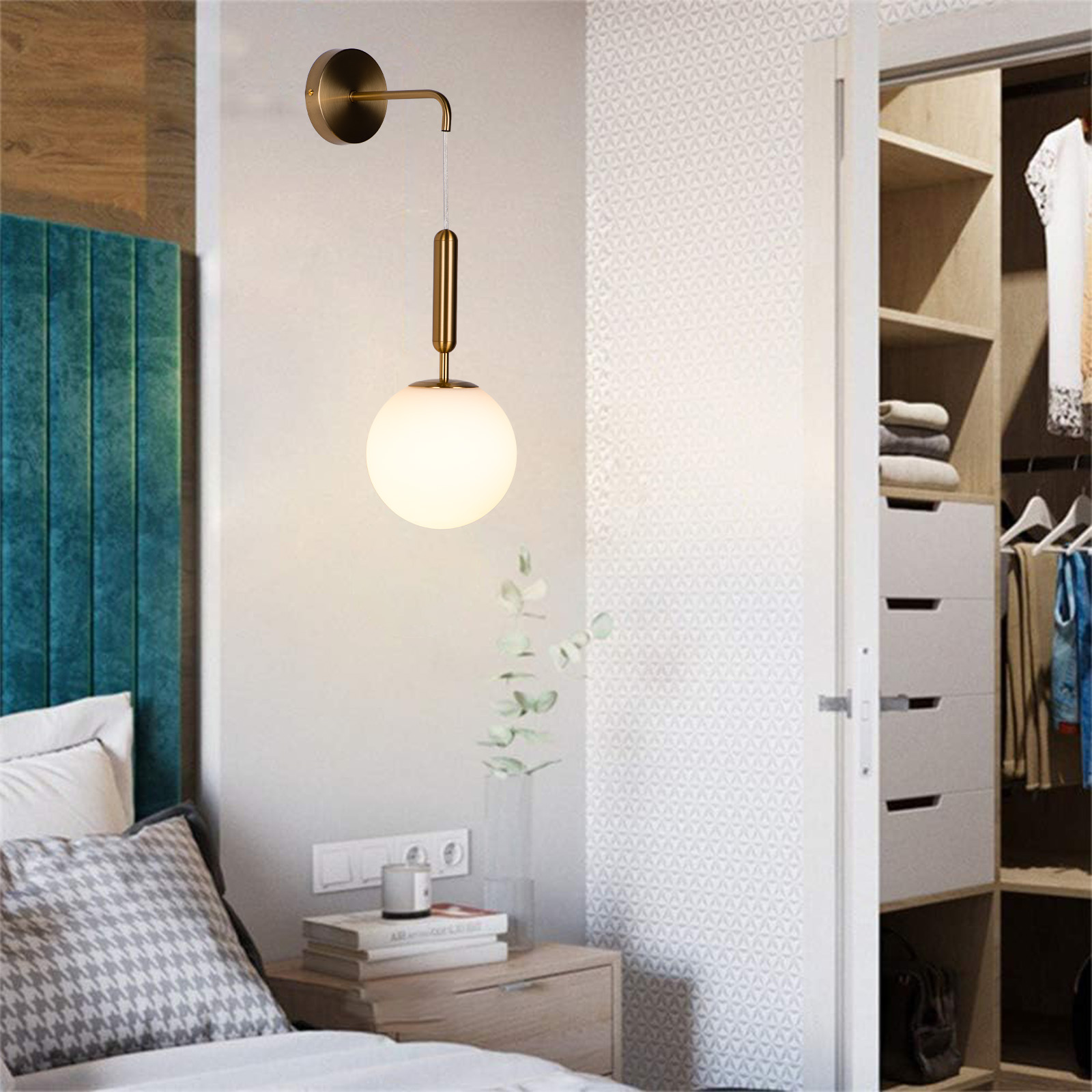 Dormitorio con una lámpara de pared con pantalla redonda blanca, una cama, una mesita de noche, un jarrón con plantas y un armario.