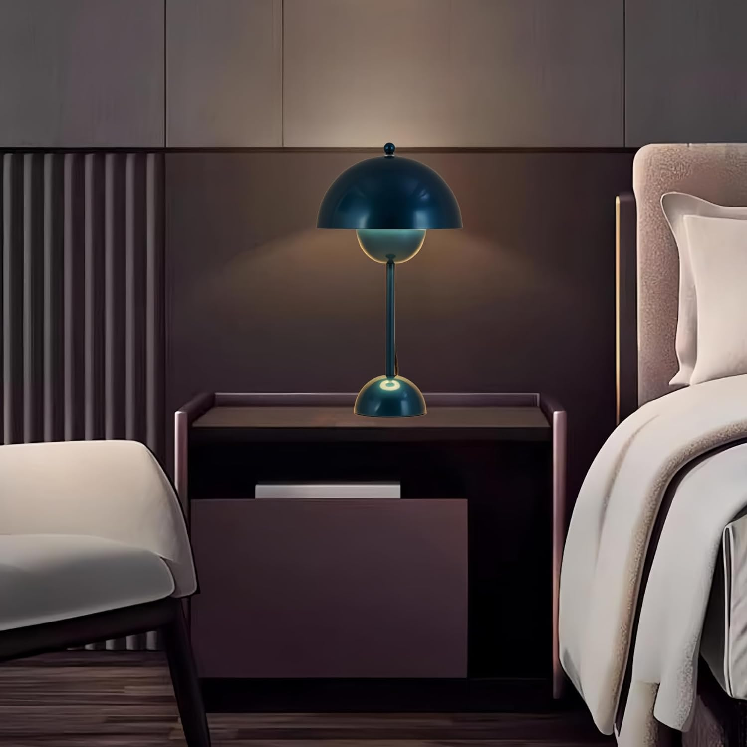 Lámpara de mesa con pantalla azul oscuro, iluminando la habitación.