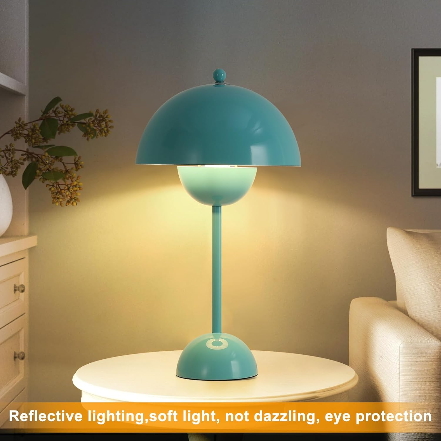 Lámpara de mesa azul encendida sobre mesa blanca, reflejando luz suave en una habitación.