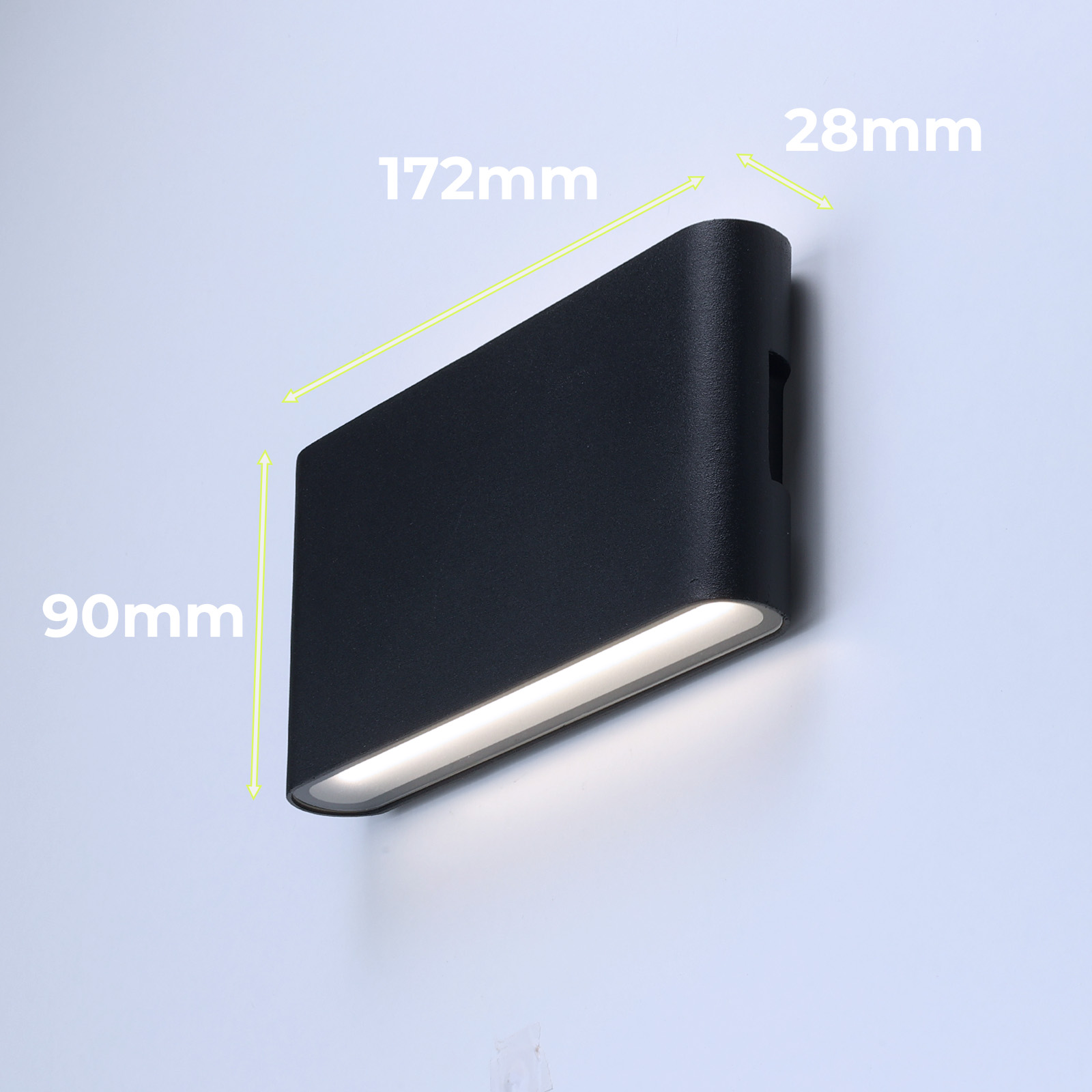 Una lámpara de pared rectangular negra con dimensiones. El borde inferior emite luz.